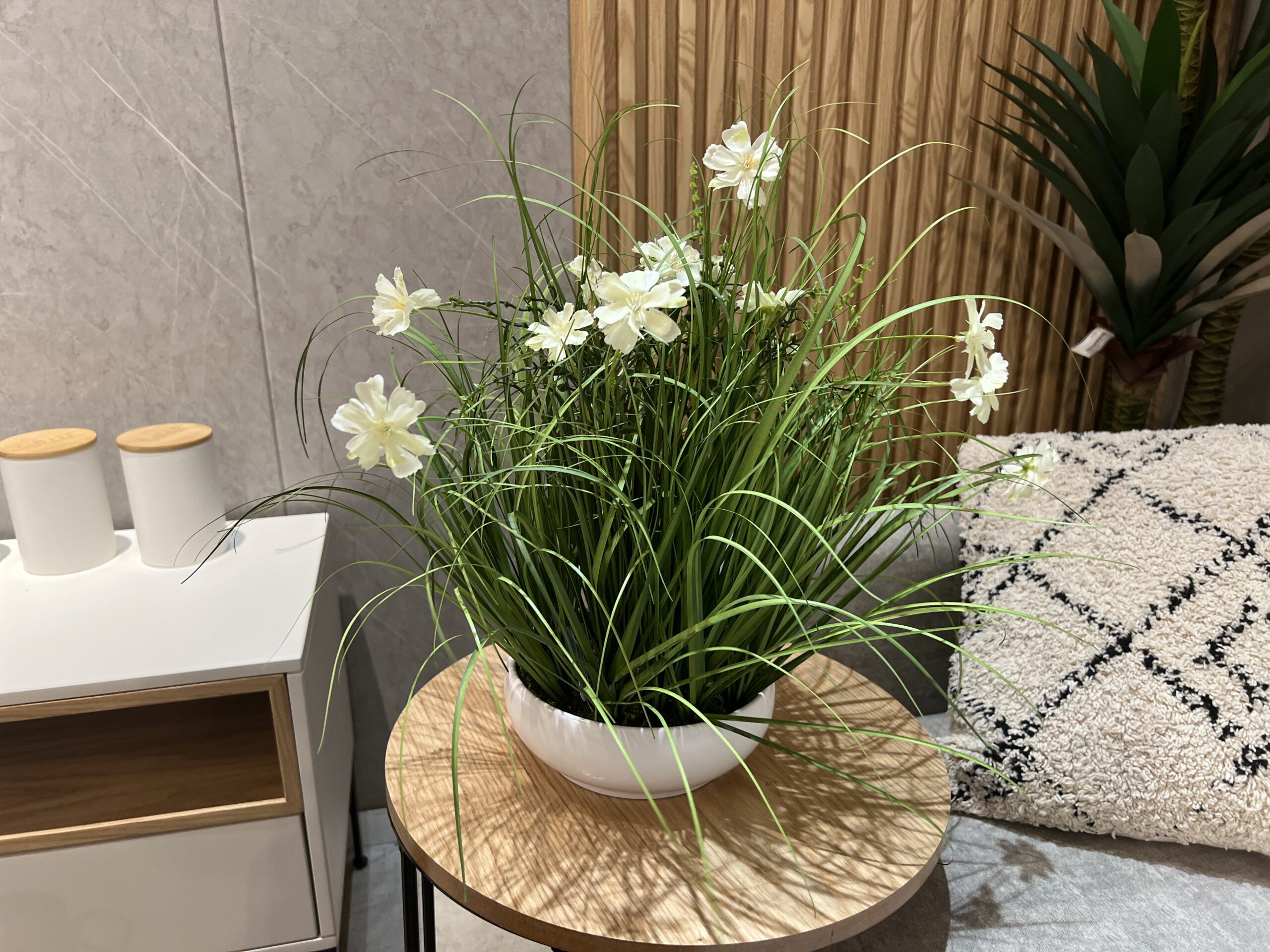 עציץ לבן עם פרחים לבן צהוב 46 ס"מ