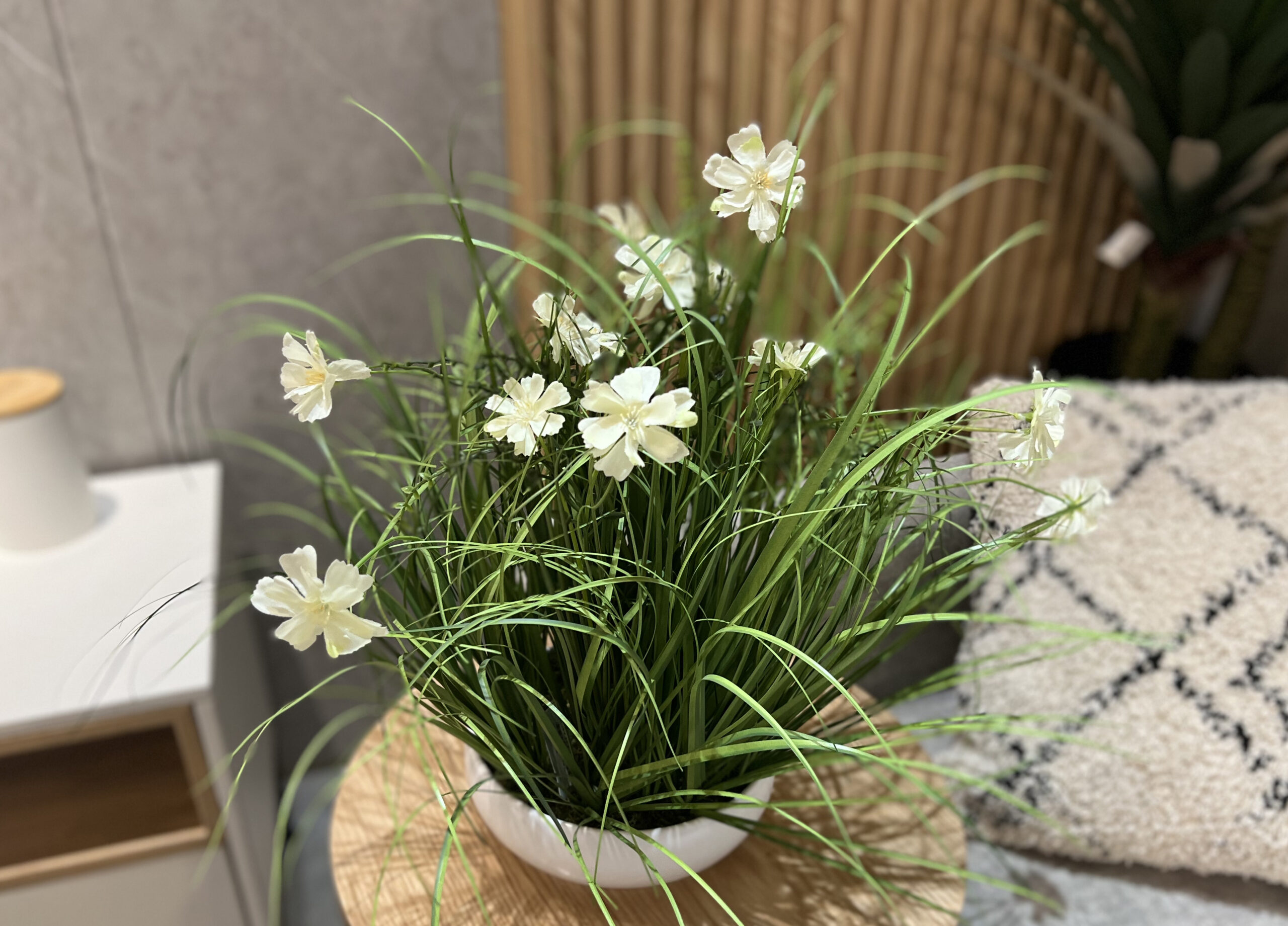 עציץ לבן עם פרחים לבן צהוב 46 ס"מ