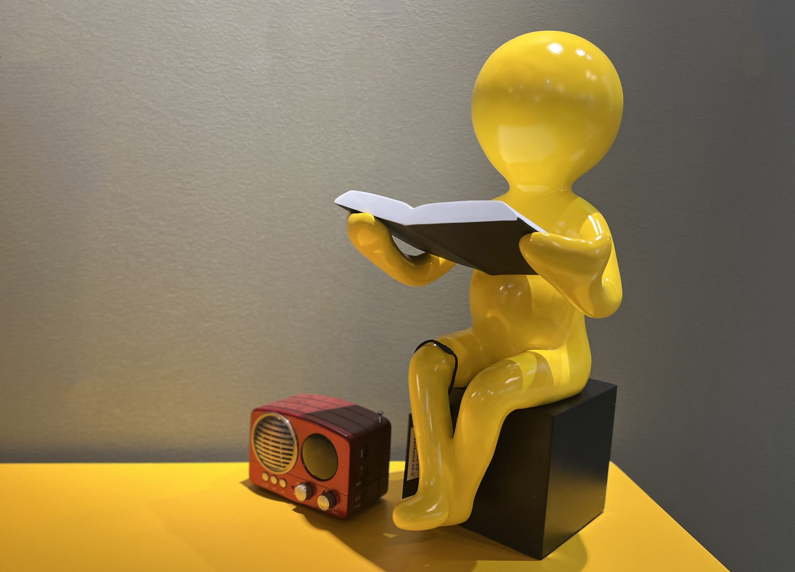 פסל איש צהוב קורא ספר פסל איש צהוב קורא ספר