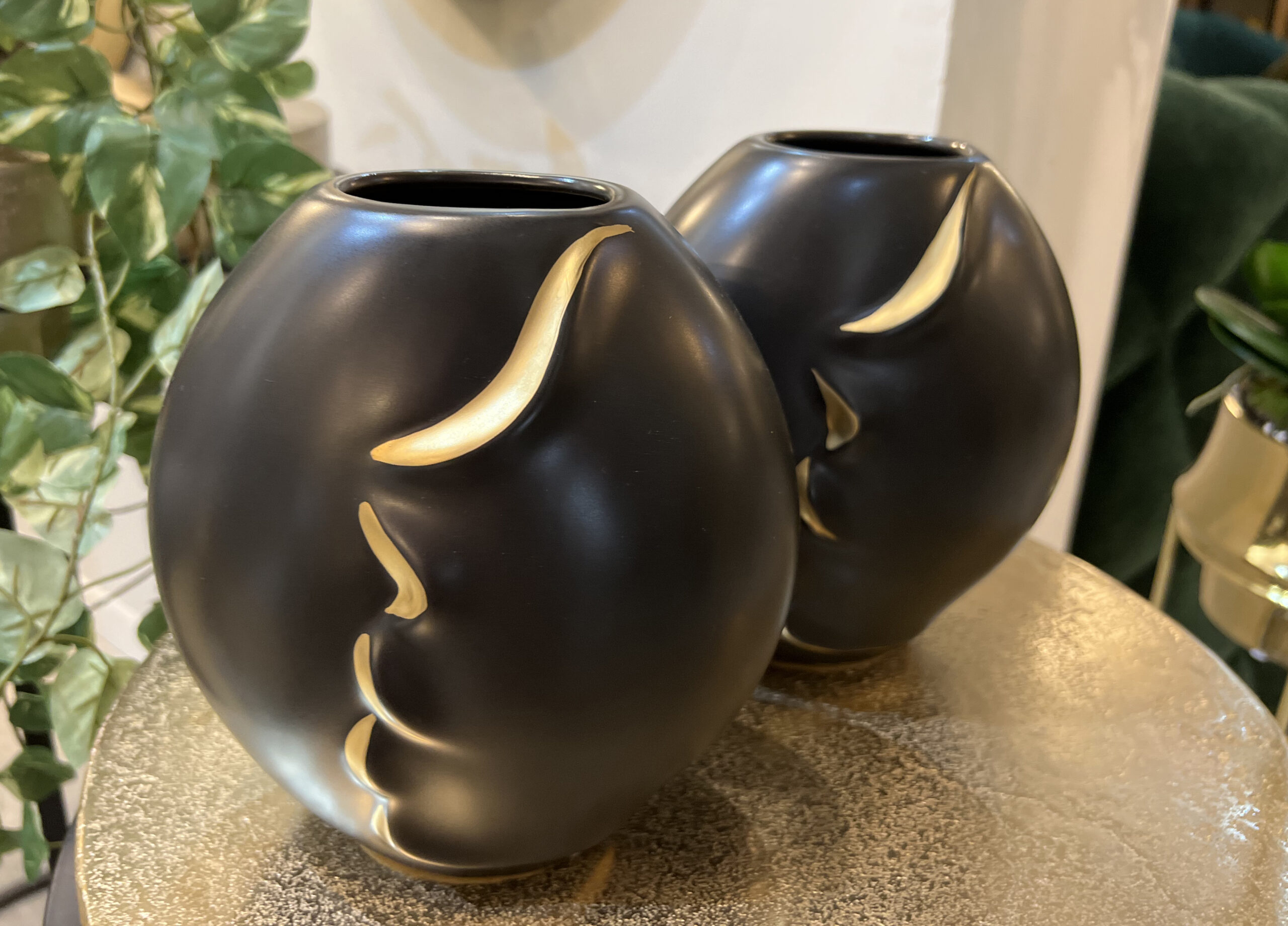 כד שחור פרופיל פנים זהב כד שחור פרופיל פנים זהב