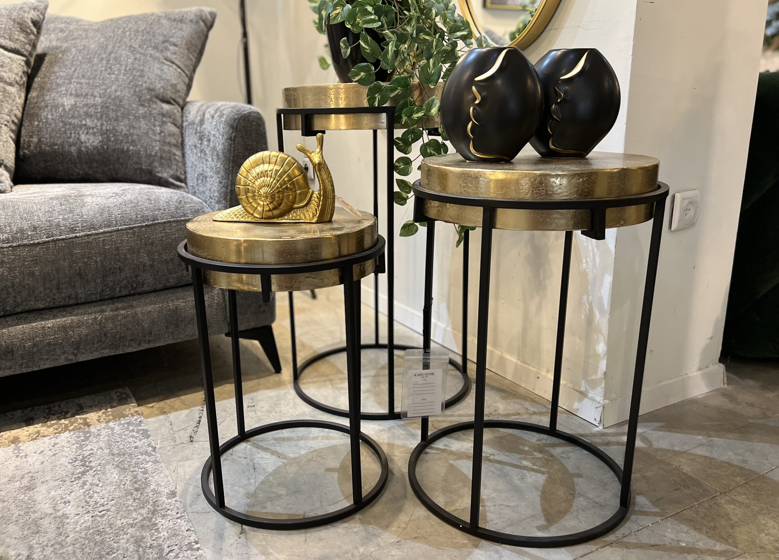 כד שחור פרופיל פנים זהב כד שחור פרופיל פנים זהב