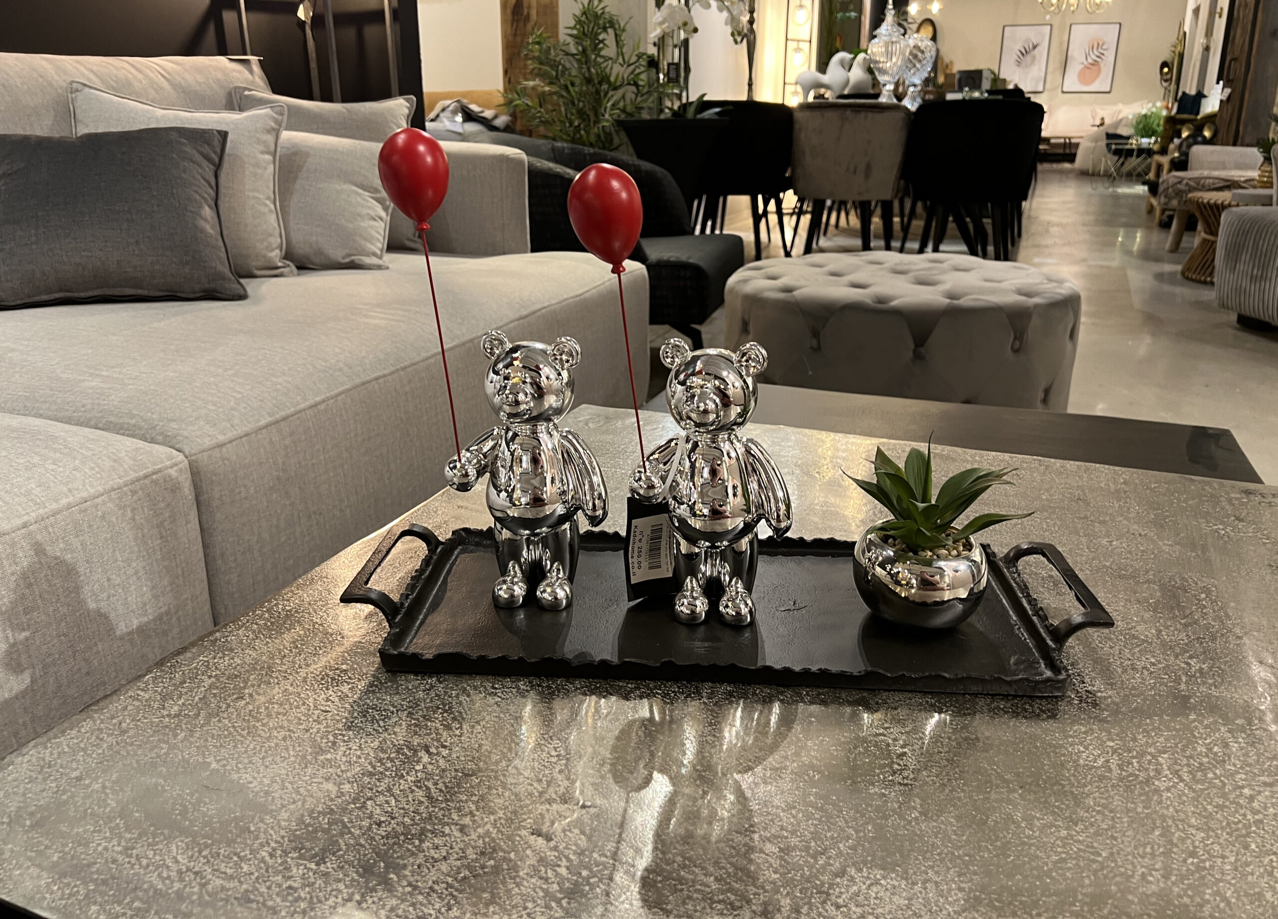 פסל דובי כסוף בלון אדום פסל דובי כסוף בלון אדום