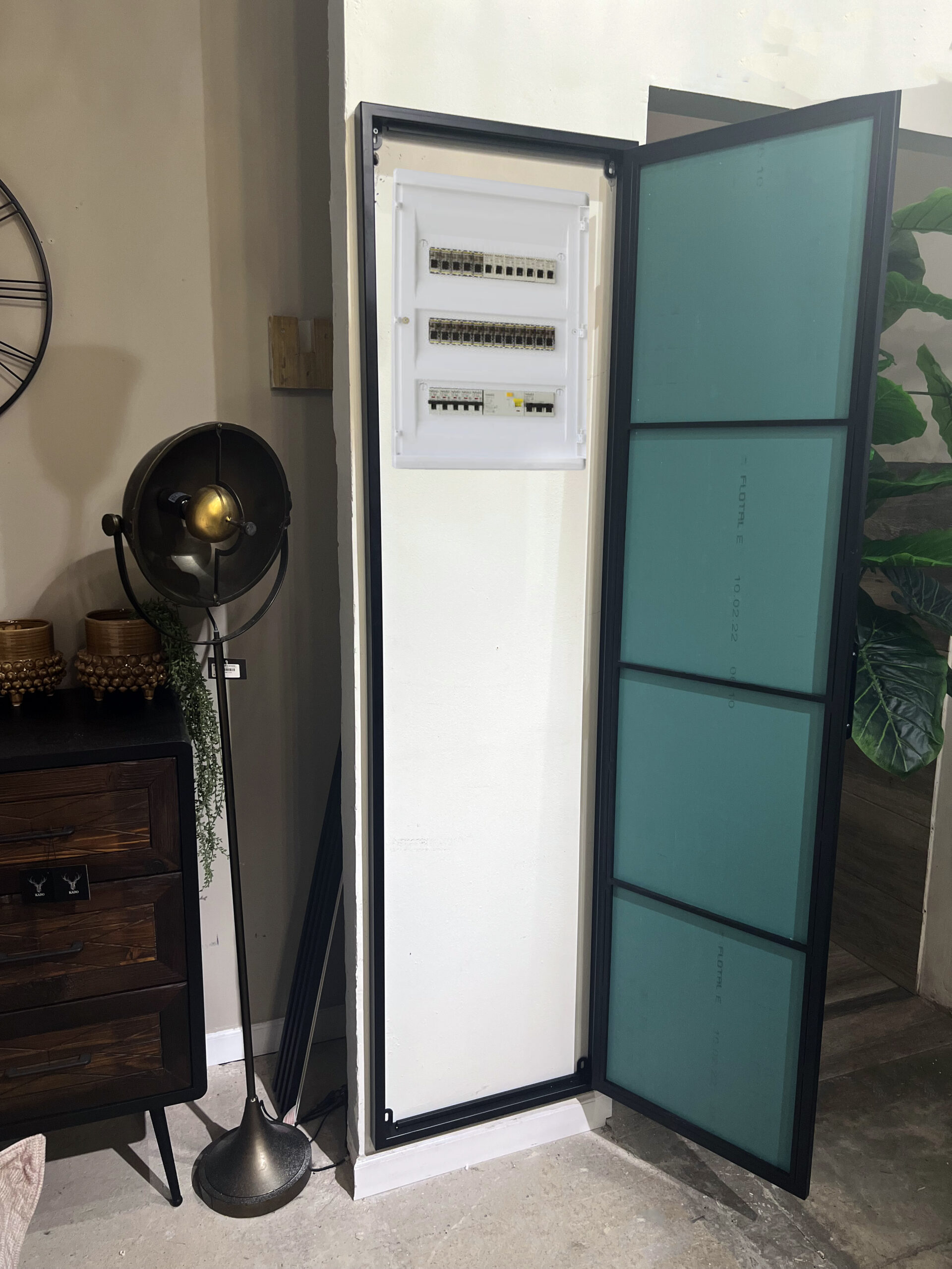 מראה עם דלת לכיסוי לוח חשמל מראה עם דלת לכיסוי לוח חשמל