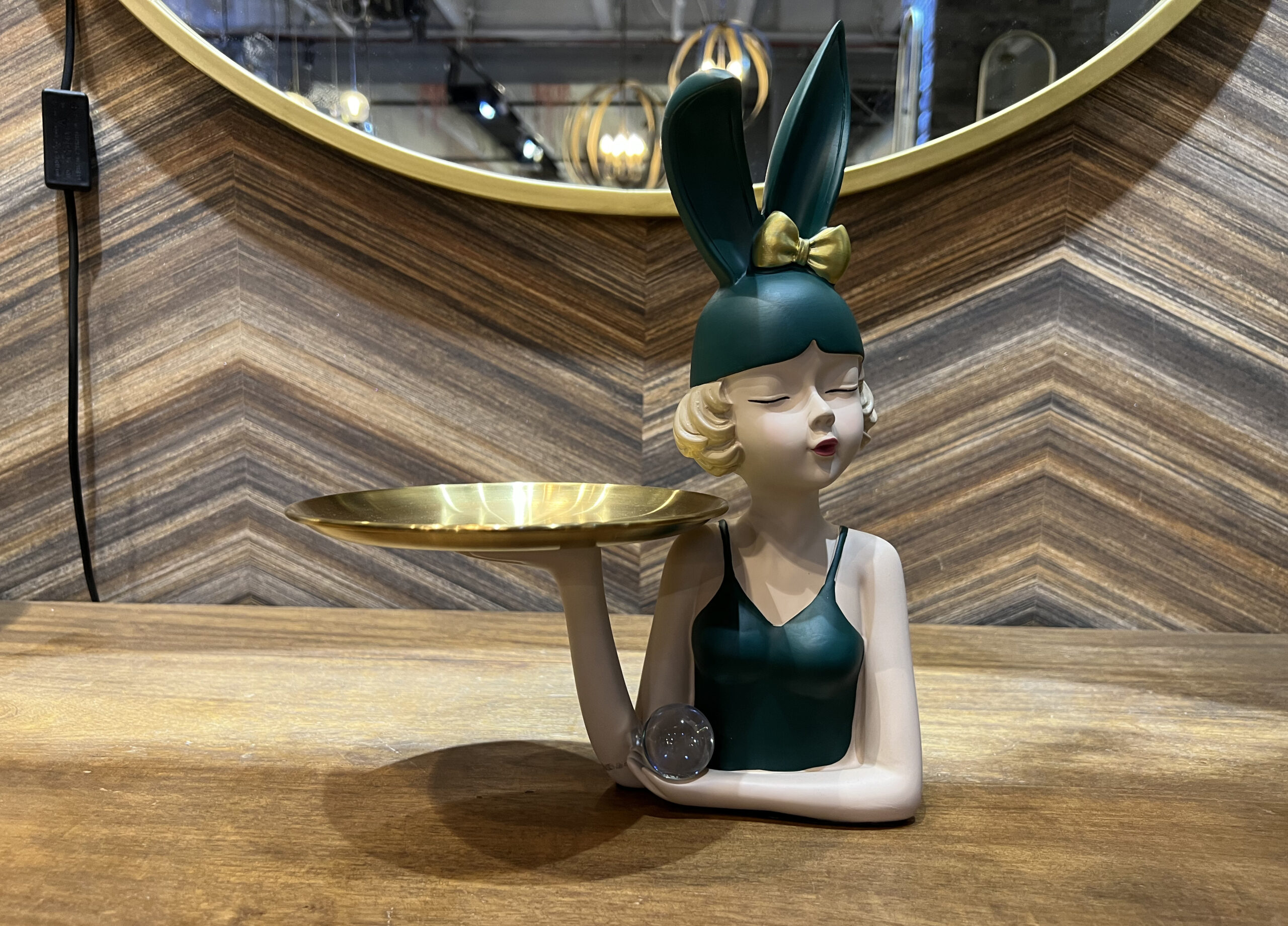 פסל אשה עם אוזני שפן ומגש זהב