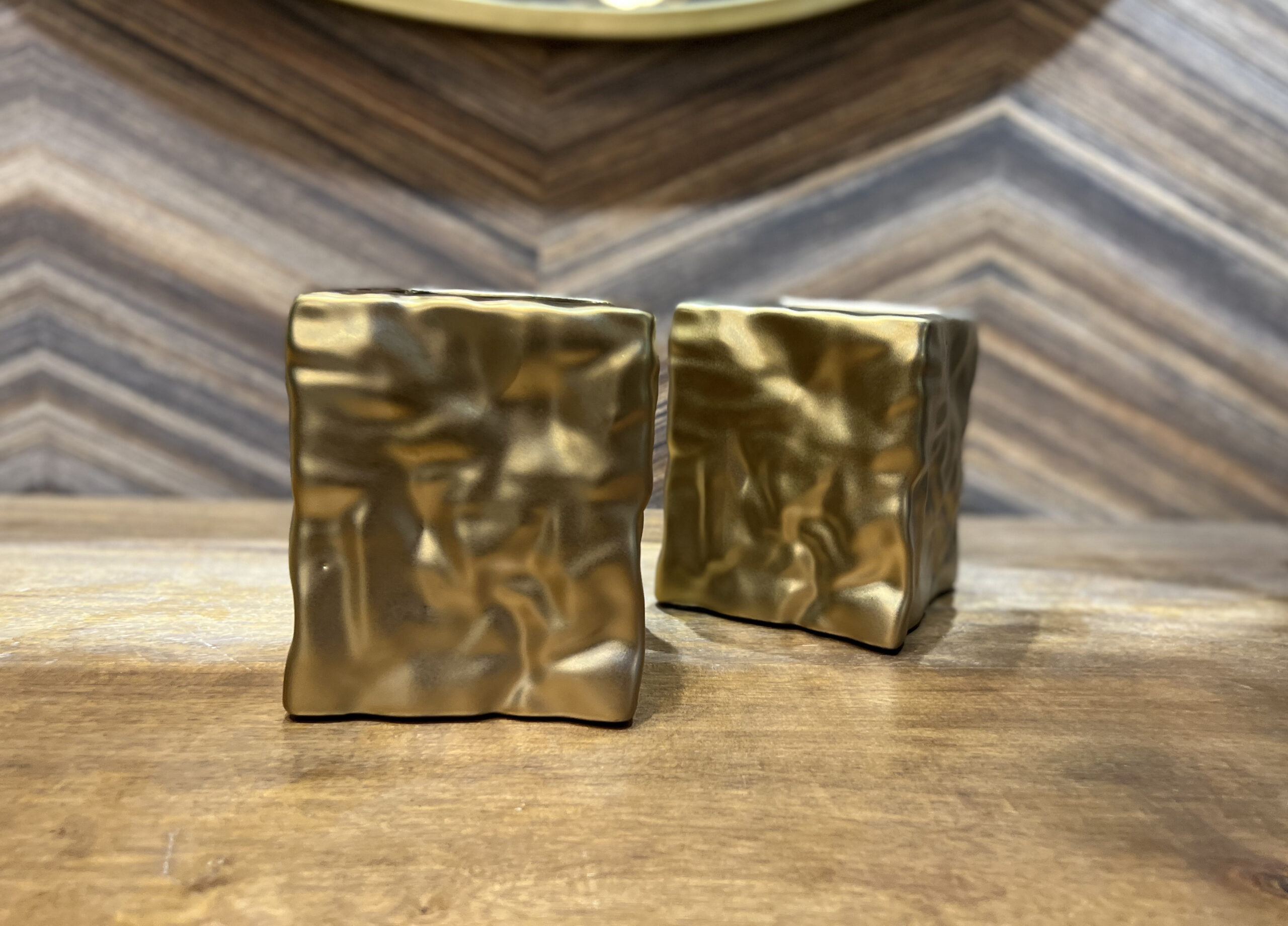 כד זהב מרובע מקומט כד זהב מרובע מקומט