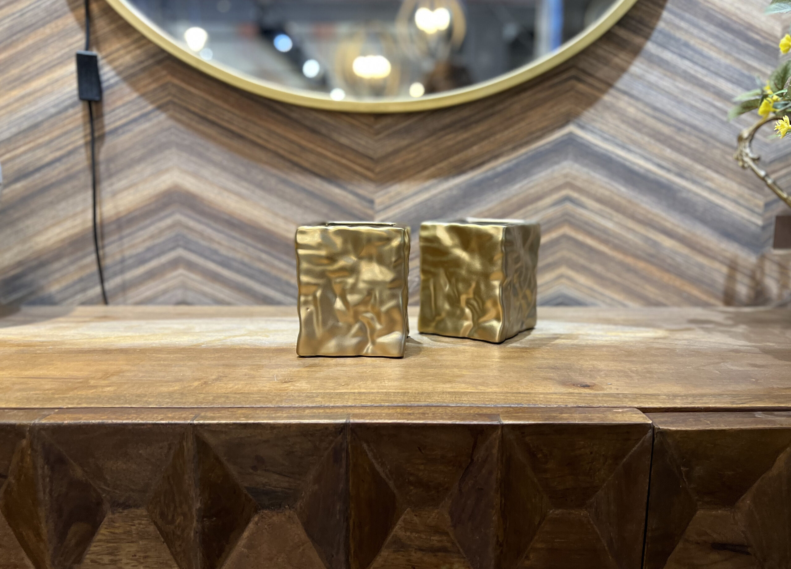 כד זהב מרובע מקומט כד זהב מרובע מקומט