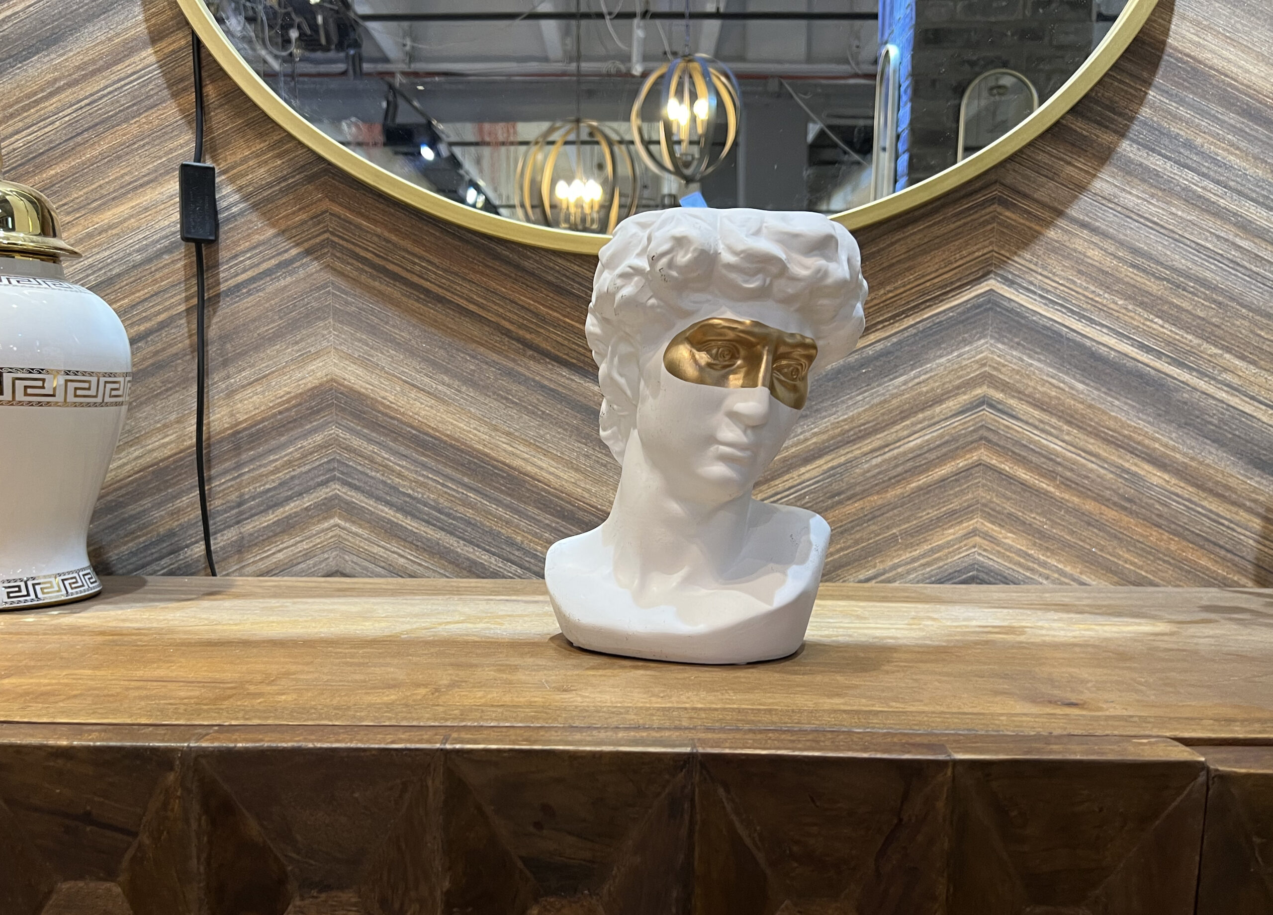 כד פסל פנים לבן וזהב כד פסל פנים לבן וזהב