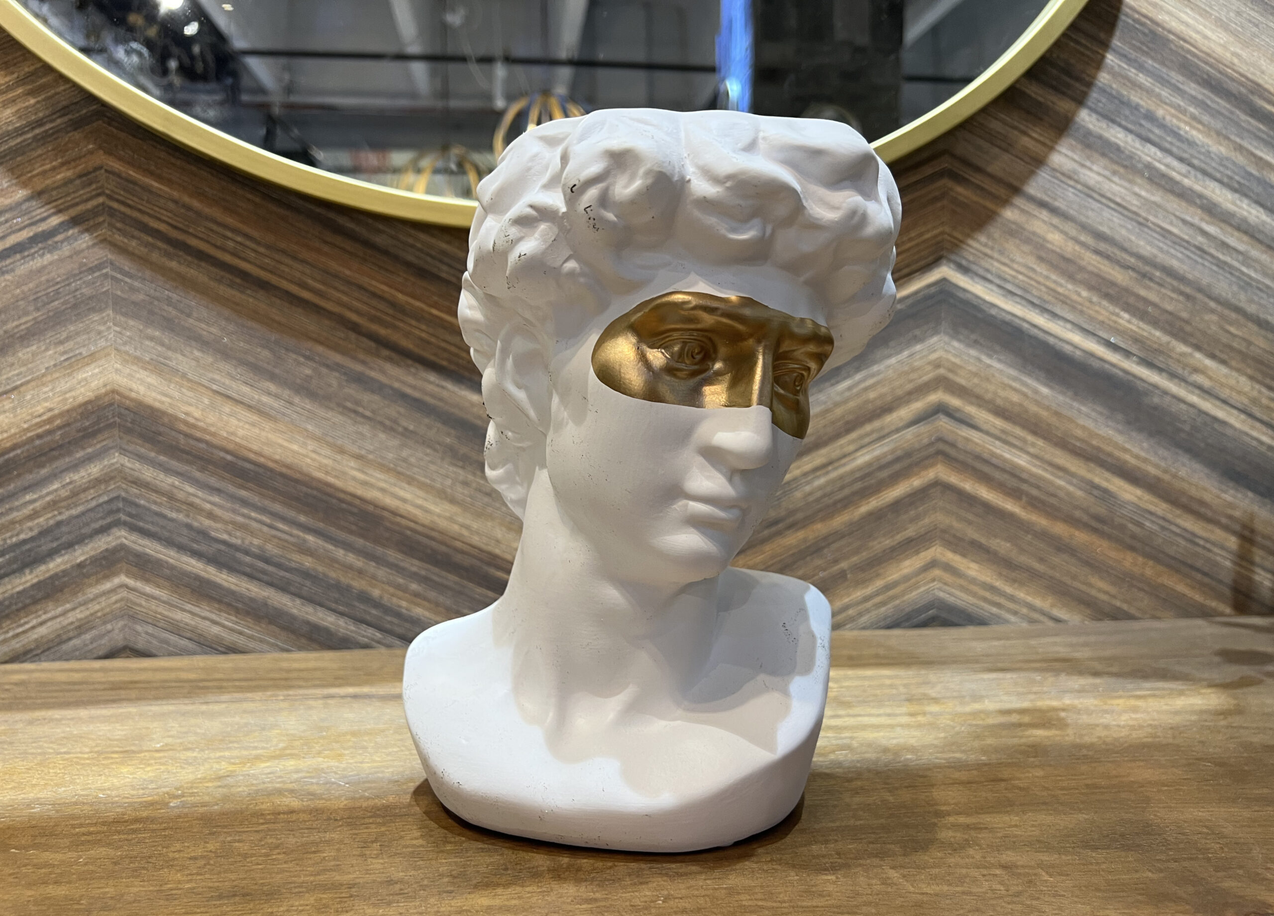 כד פסל פנים לבן וזהב כד פסל פנים לבן וזהב