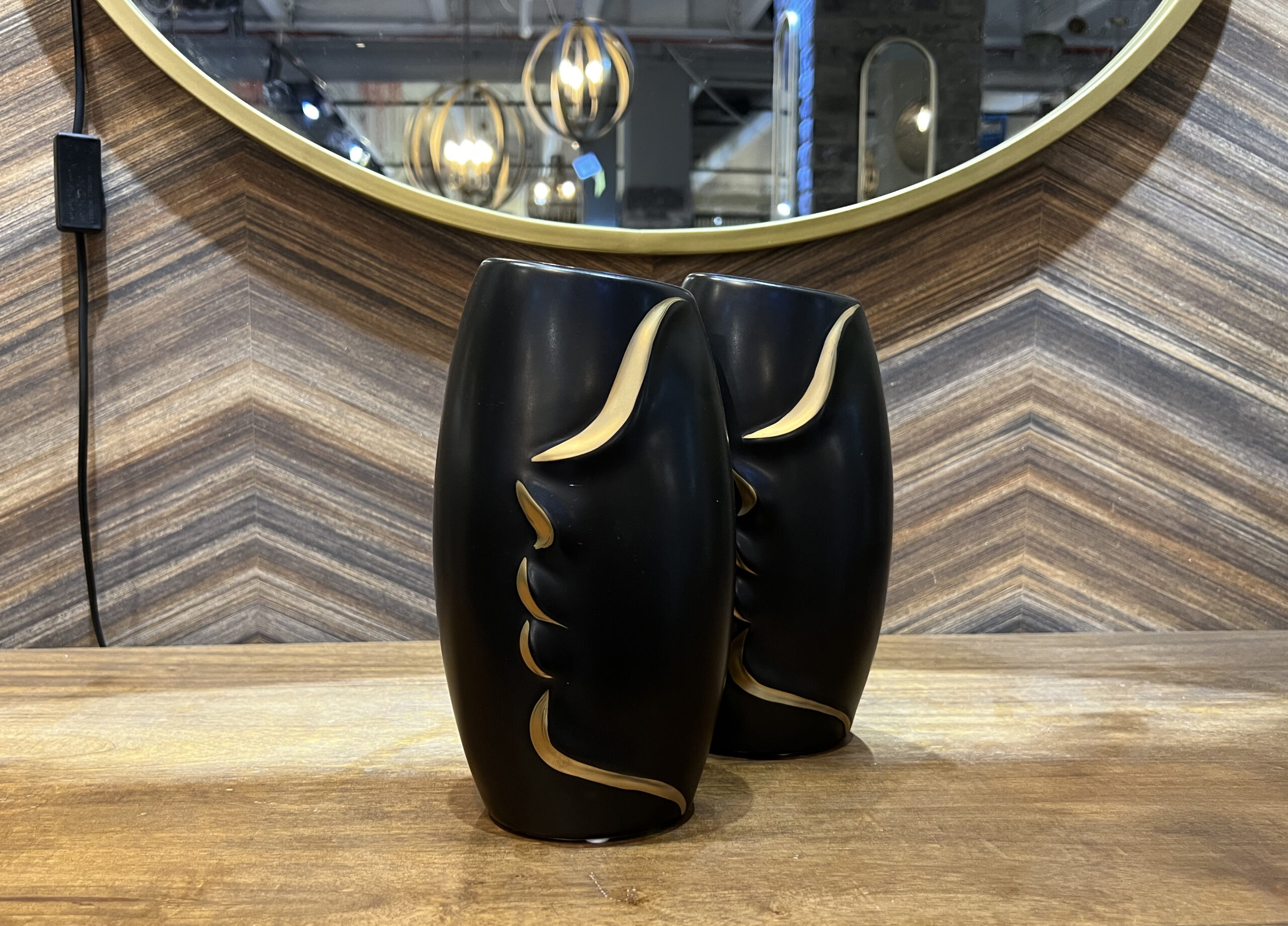 כד שחור פרופיל פנים זהב כד שחור פרופיל פנים זהב