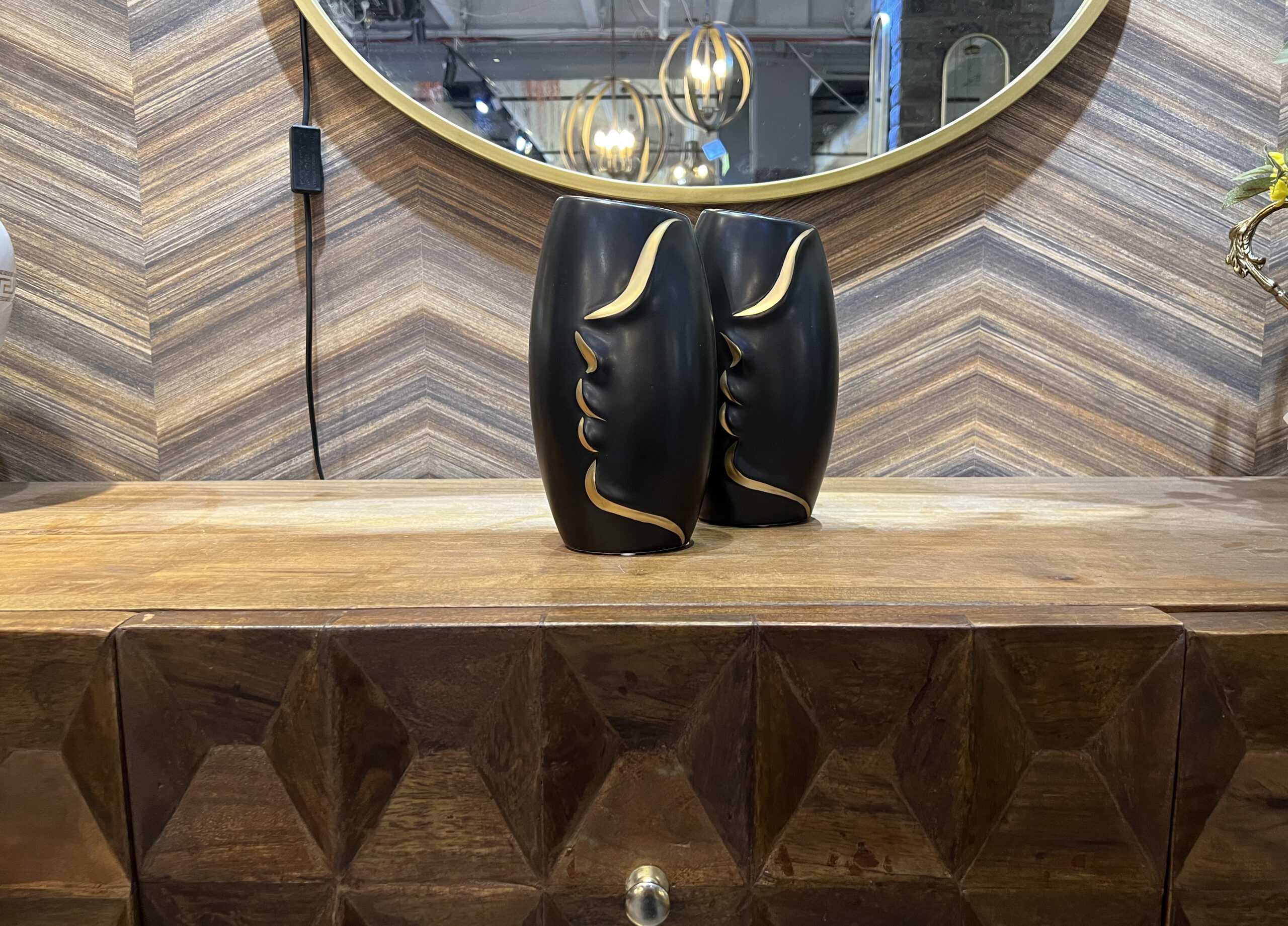 כד שחור פרופיל פנים זהב כד שחור פרופיל פנים זהב