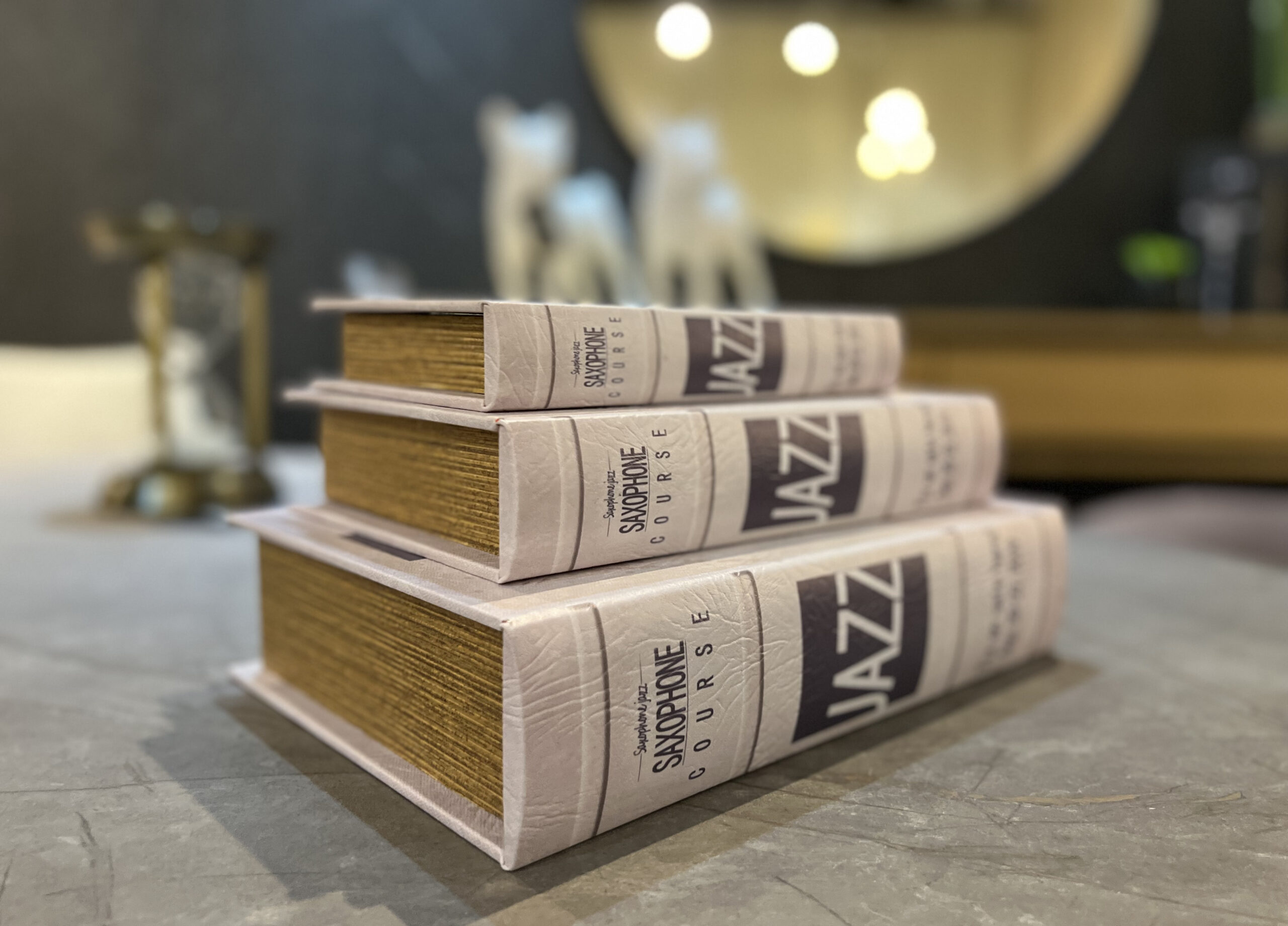 ספר סקסופון עם אחסון ספר סקסופון עם אחסון