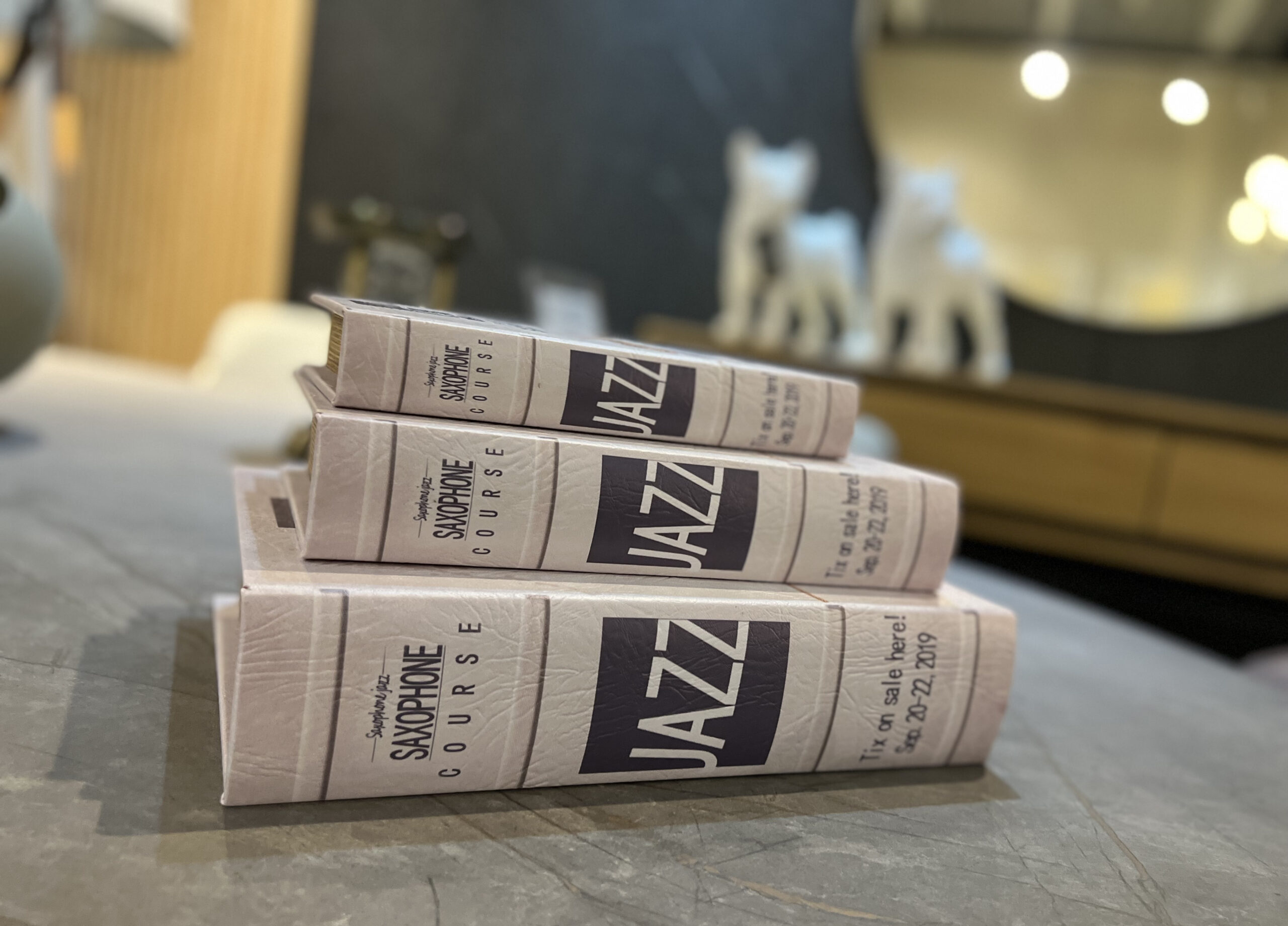 ספר סקסופון עם אחסון ספר סקסופון עם אחסון