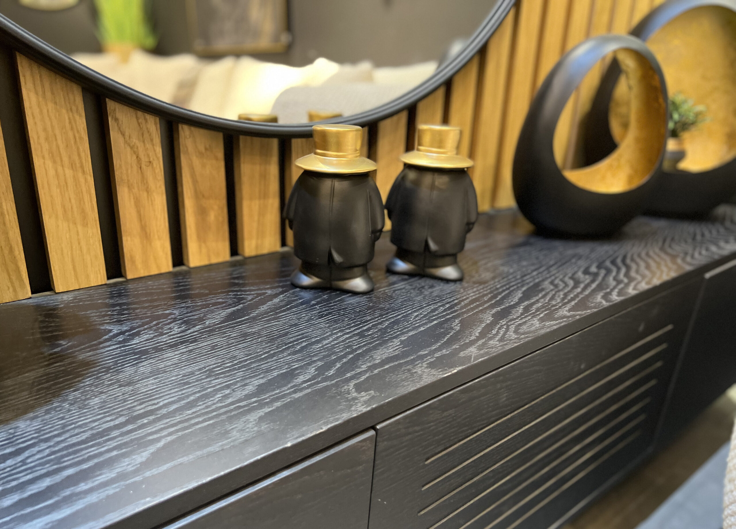 פסל איש נמוך שחור כובע זהב