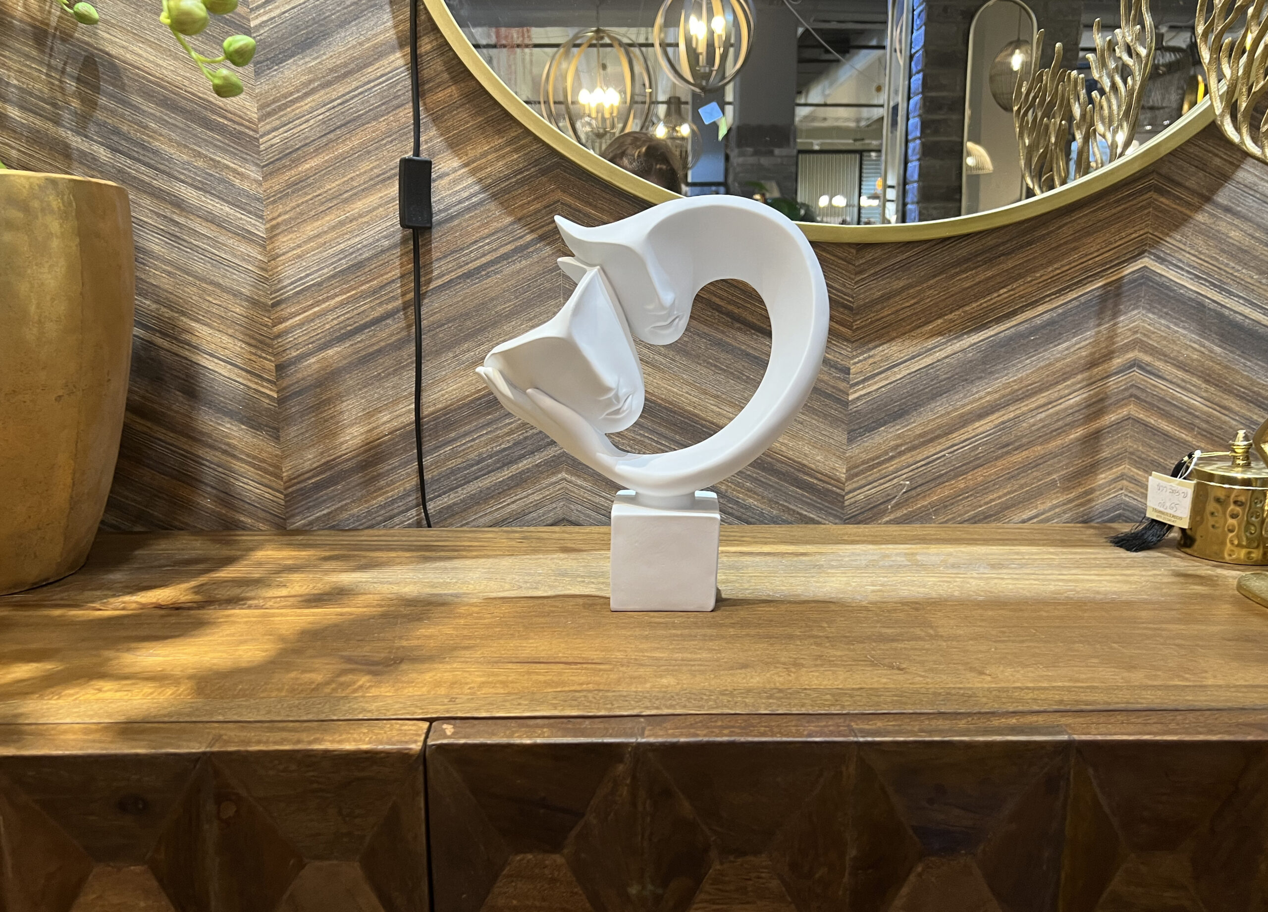 פסל מסכות על יד אבסטרקט לבן פסל מסכות על יד אבסטרקט לבן