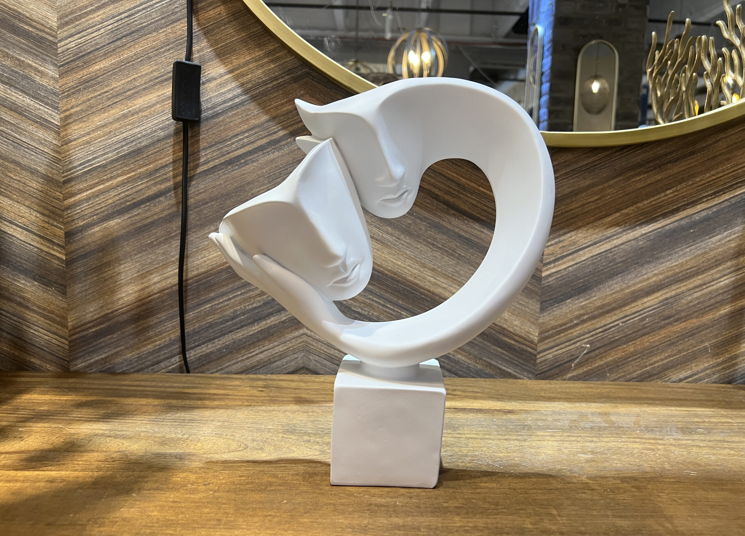 פסל מסכות על יד אבסטרקט לבן פסל מסכות על יד אבסטרקט לבן