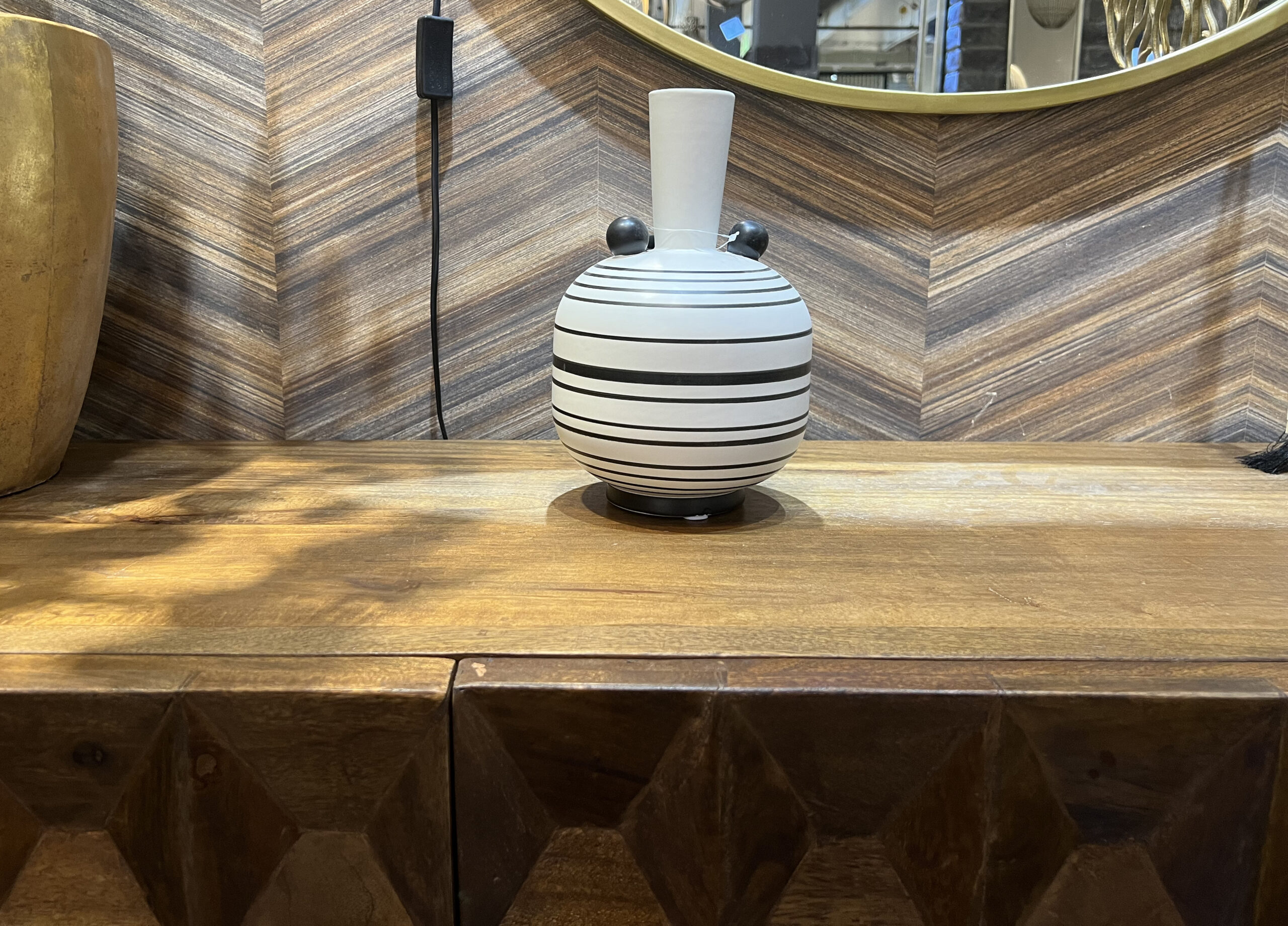 כד פסים דקים שחור לבן כד פסים דקים שחור לבן