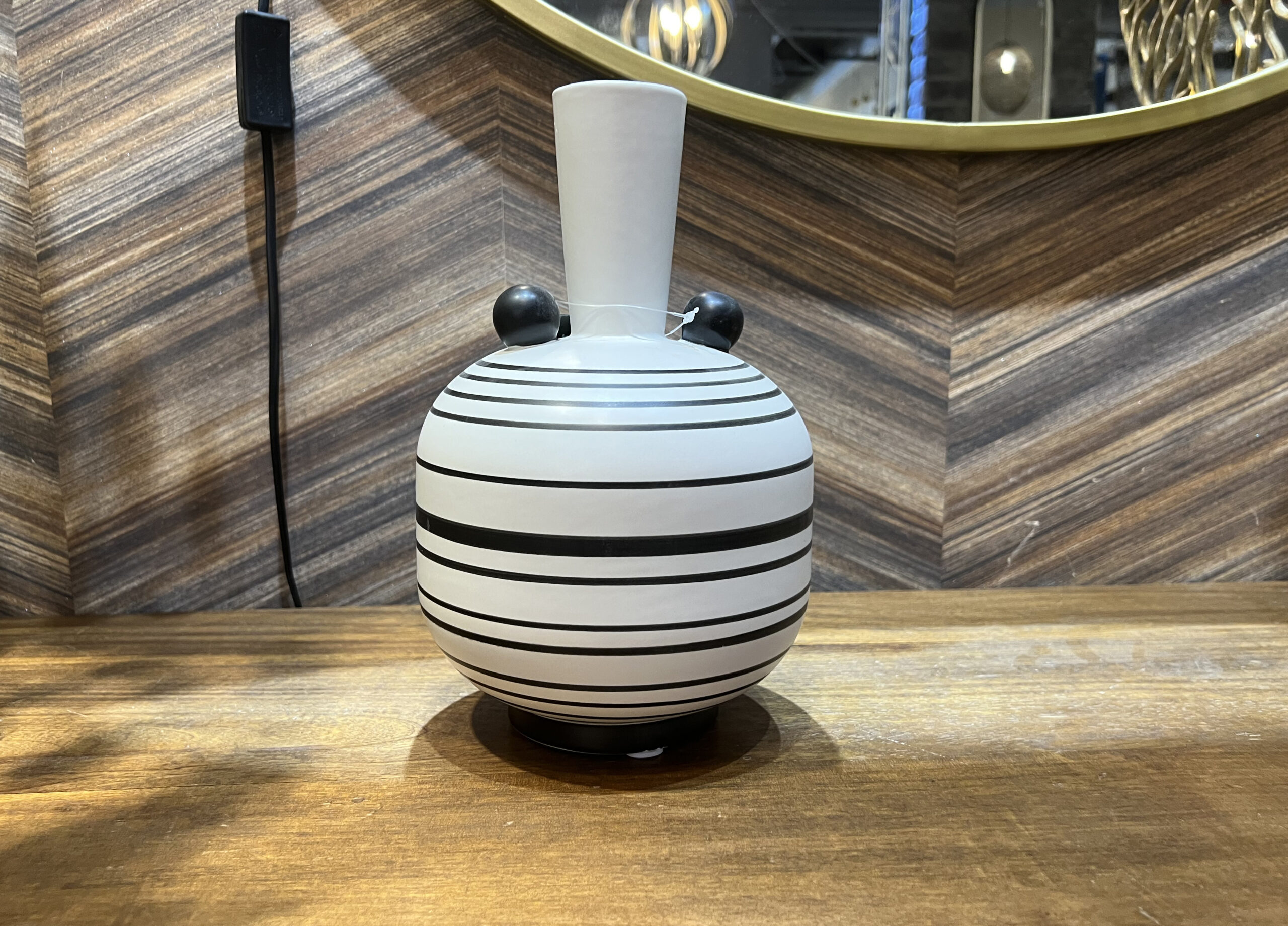 כד פסים דקים שחור לבן כד פסים דקים שחור לבן