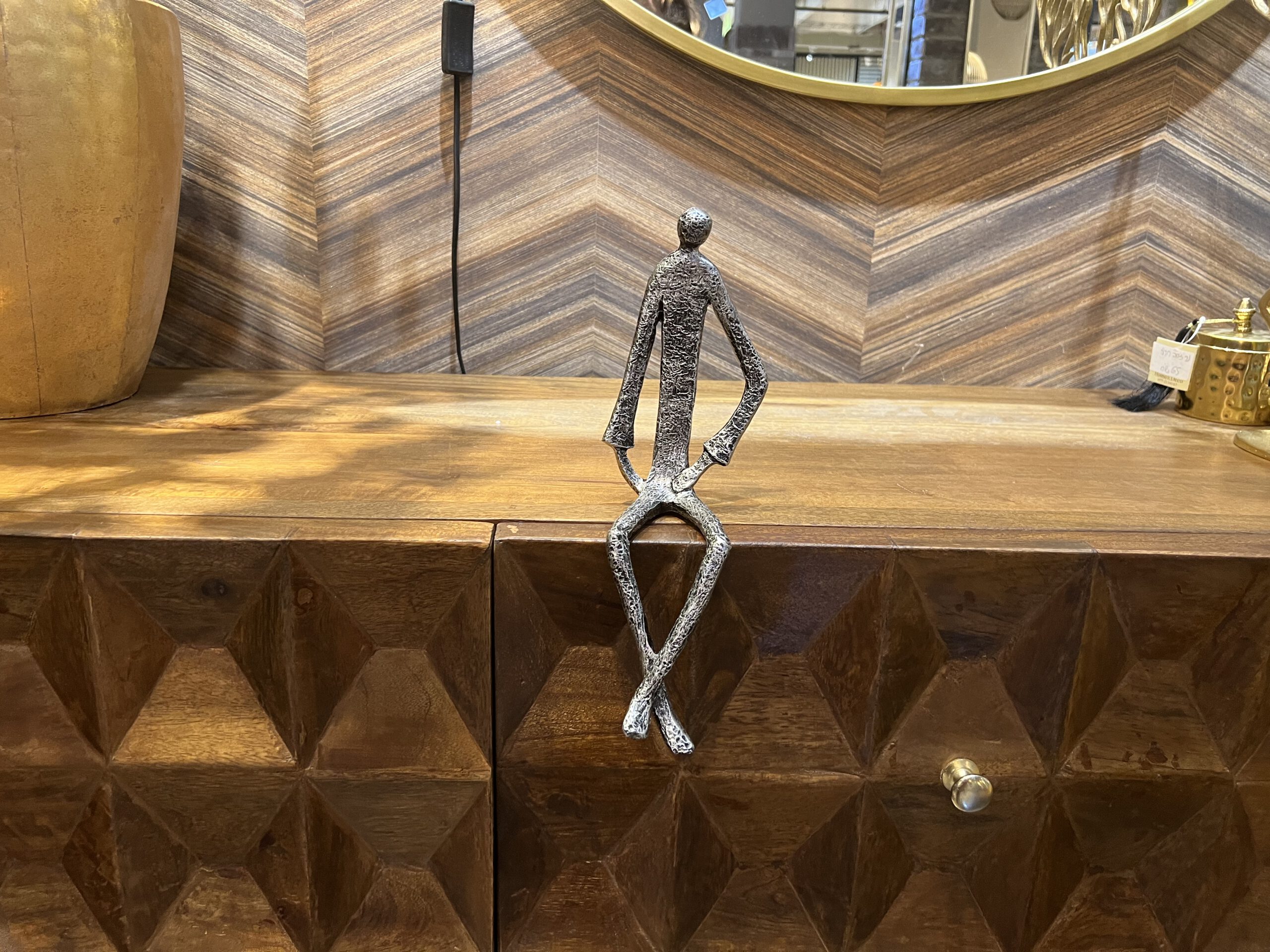 פסל איש דק יושב אומנות