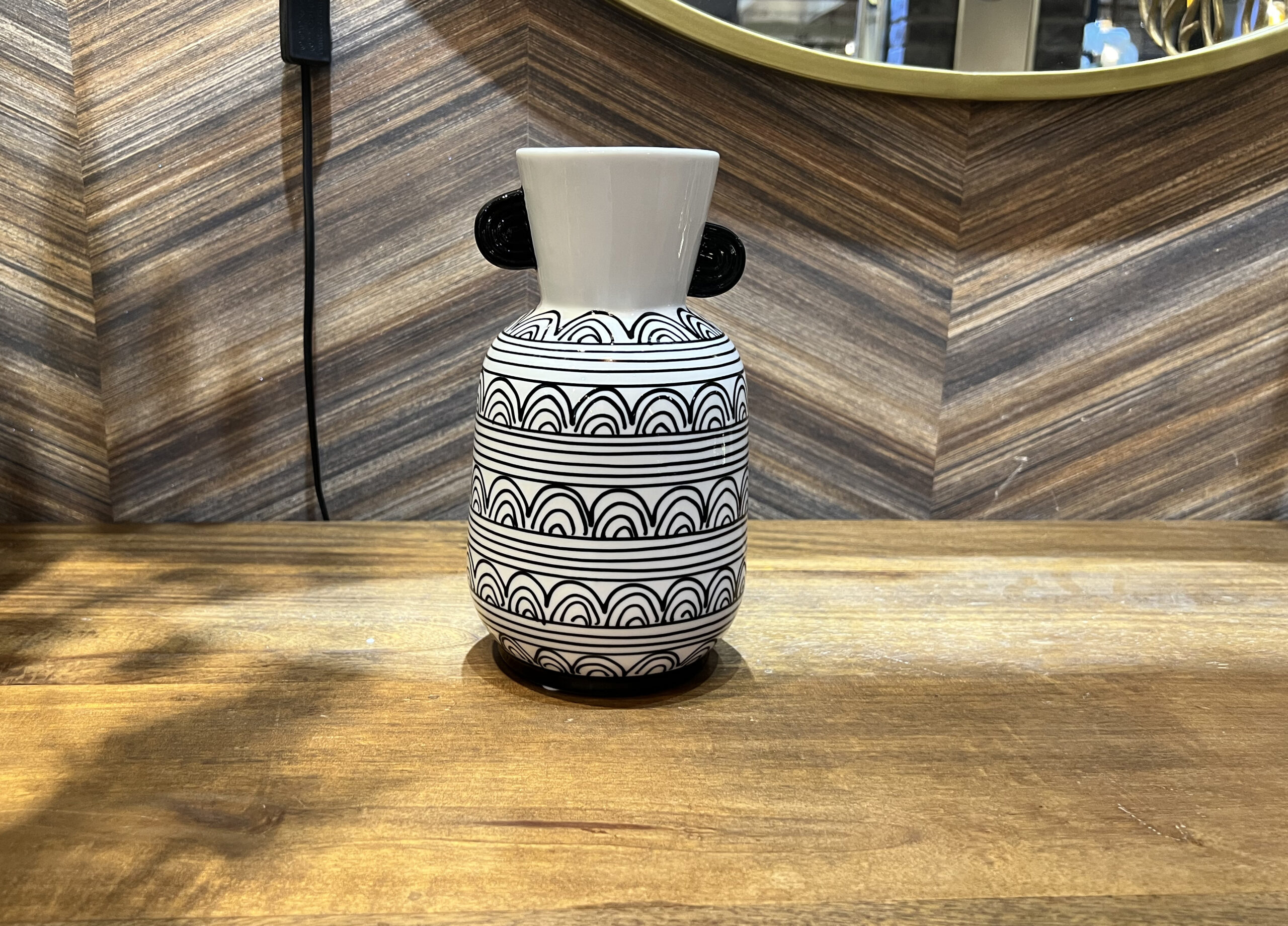 כד לבן מבריק עיטור שחור אתני גבוהה כד לבן מבריק עיטור שחור אתני גבוהה