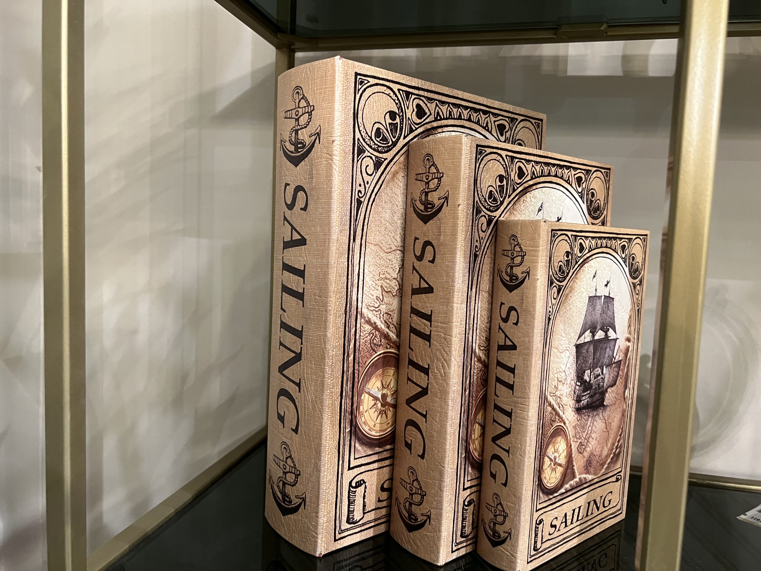 ספר ספינה  עם אחסון ספר ספינה  עם אחסון