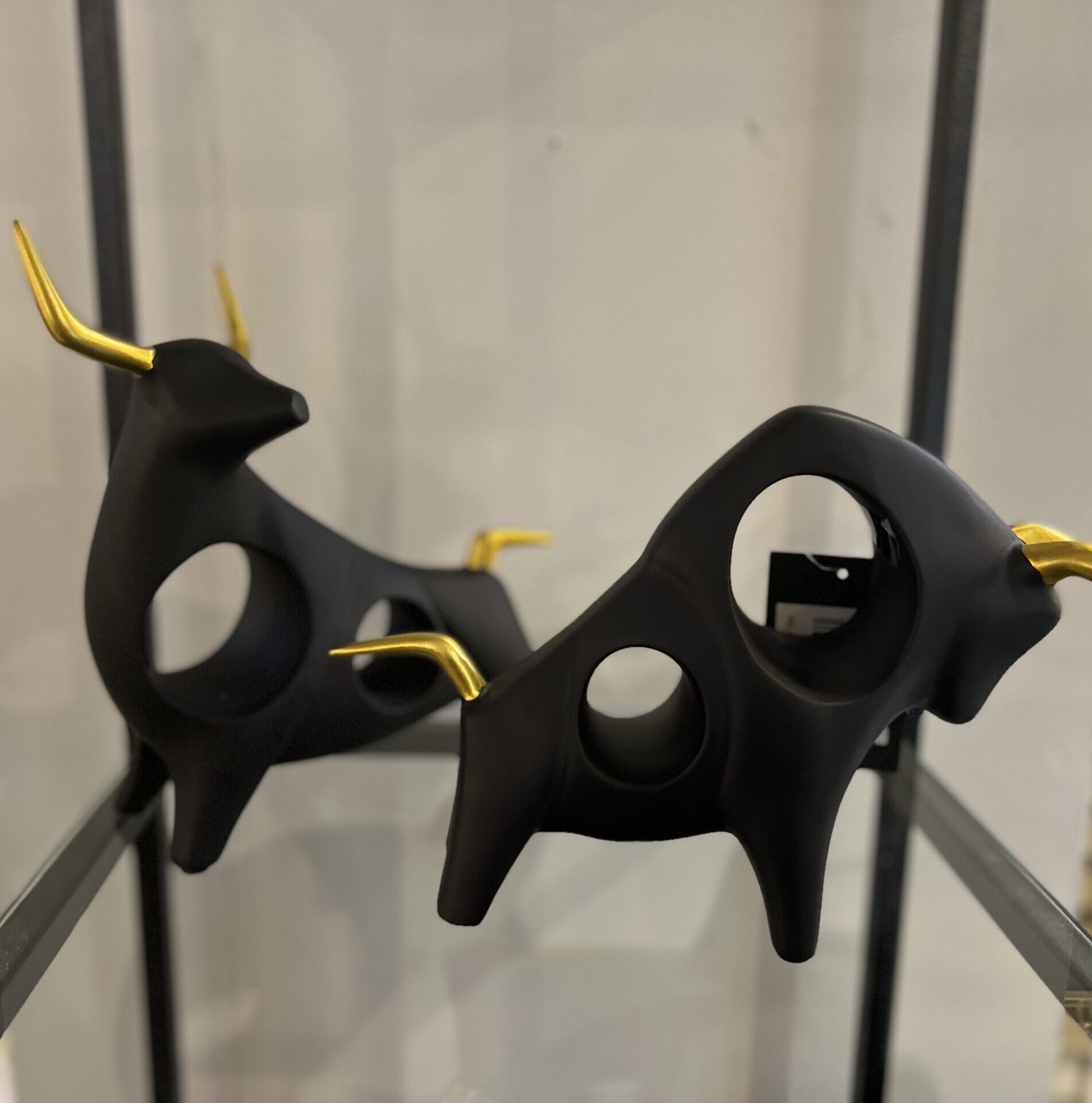 פסל שור מחורר פסל שור מחורר