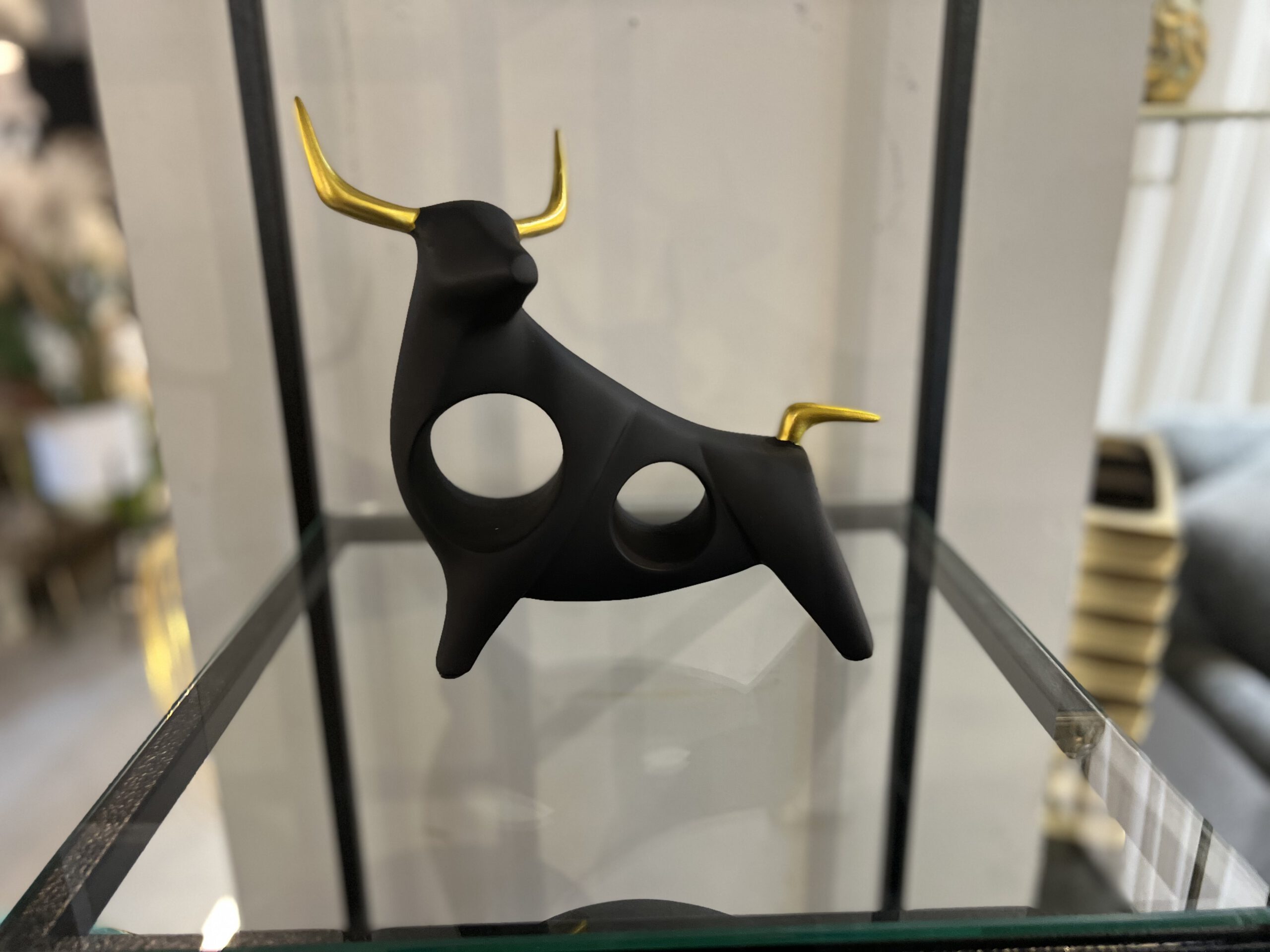 פסל שור מחורר פסל שור מחורר