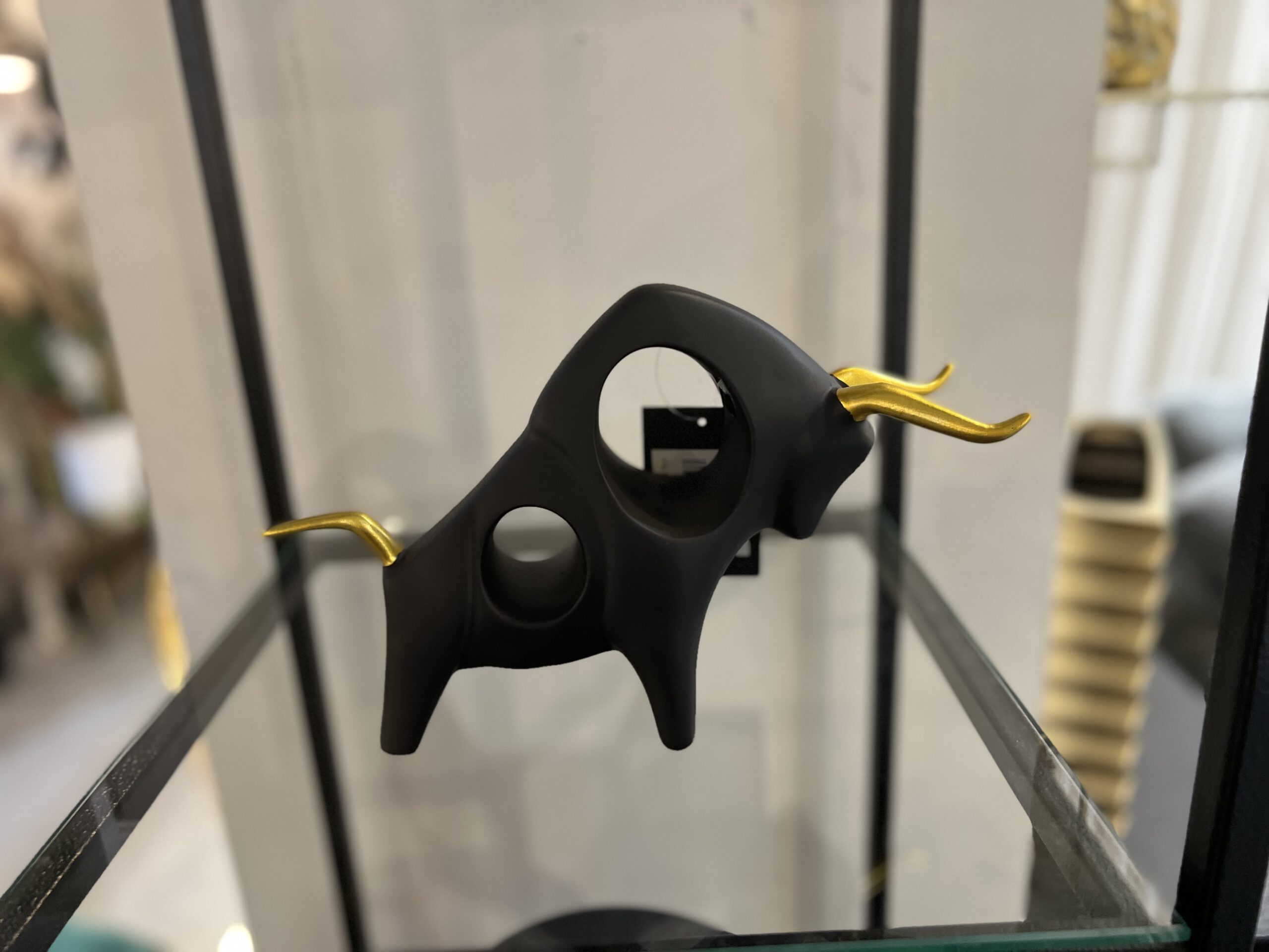 פסל שור מחורר פסל שור מחורר