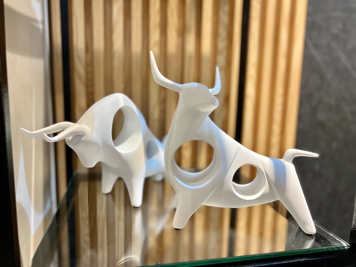 פסל שור מחורר פסל שור מחורר