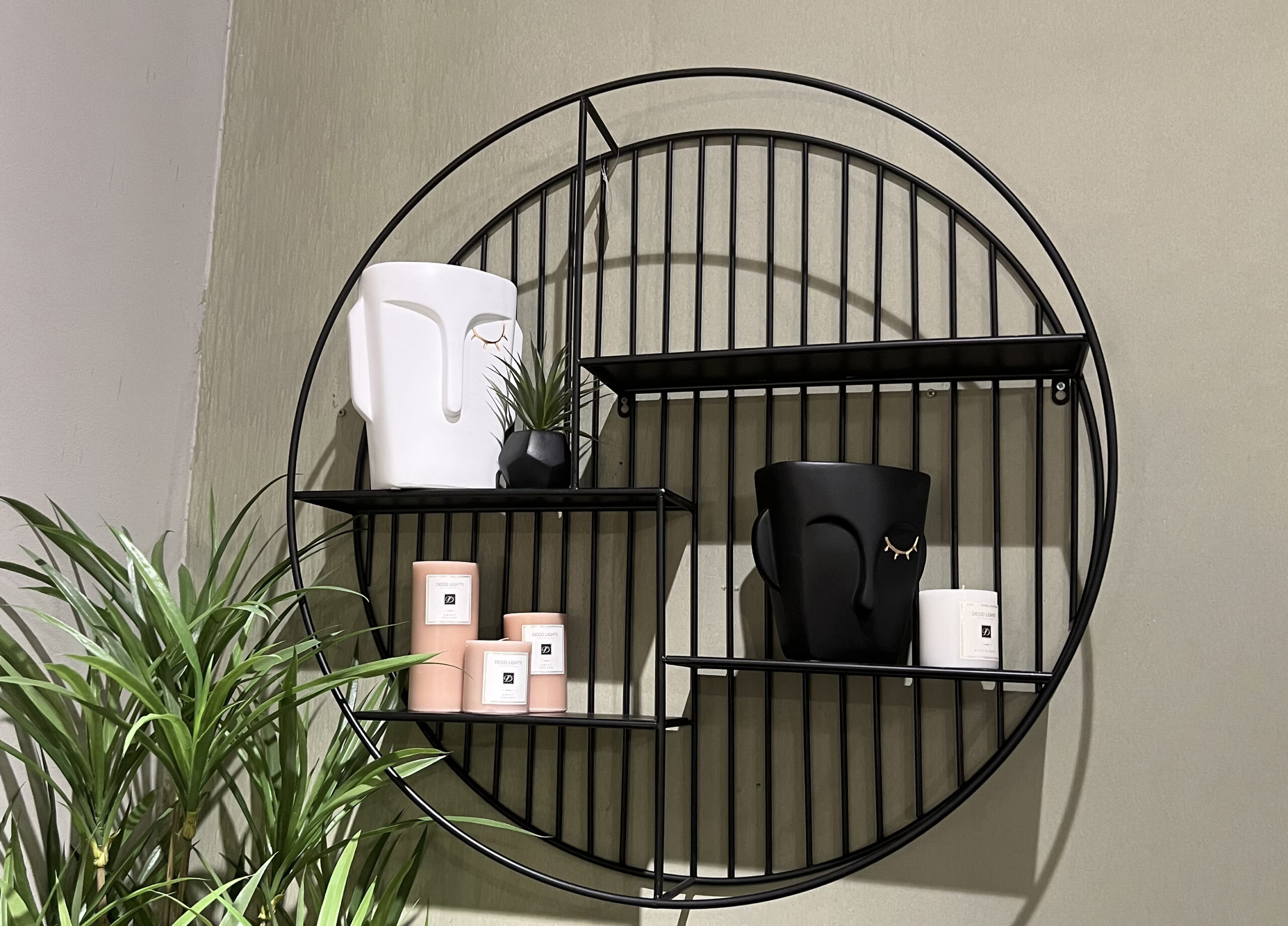 יחידת מדפים עגולה מברזל שחורה