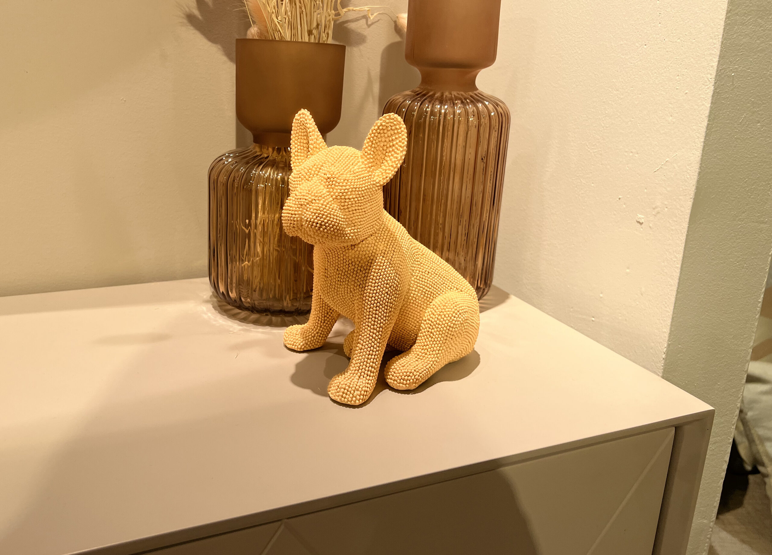 פסל כלב בולדוג ורוד אפרסק פסל כלב בולדוג ורוד אפרסק