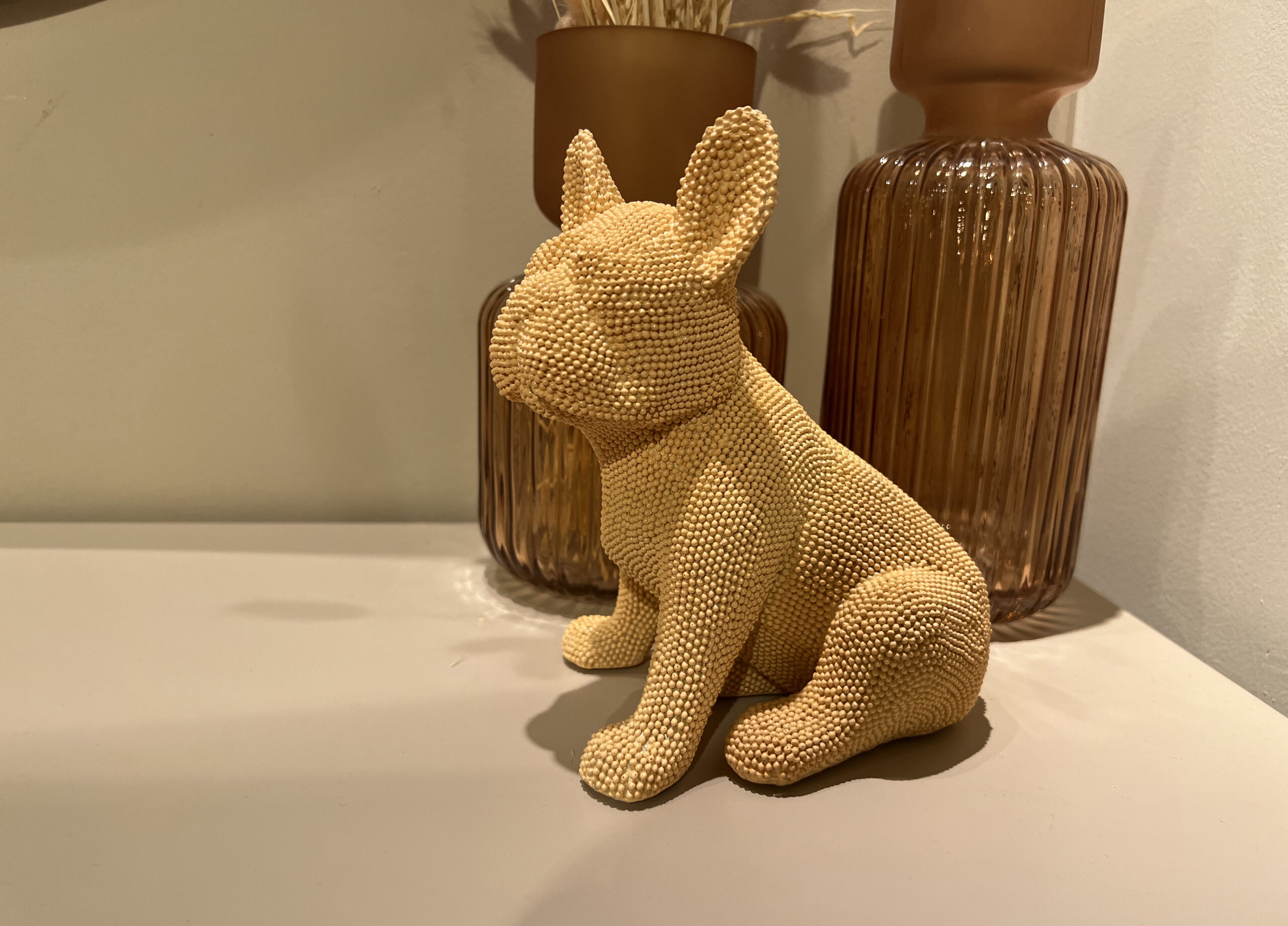 פסל כלב בולדוג ורוד אפרסק פסל כלב בולדוג ורוד אפרסק