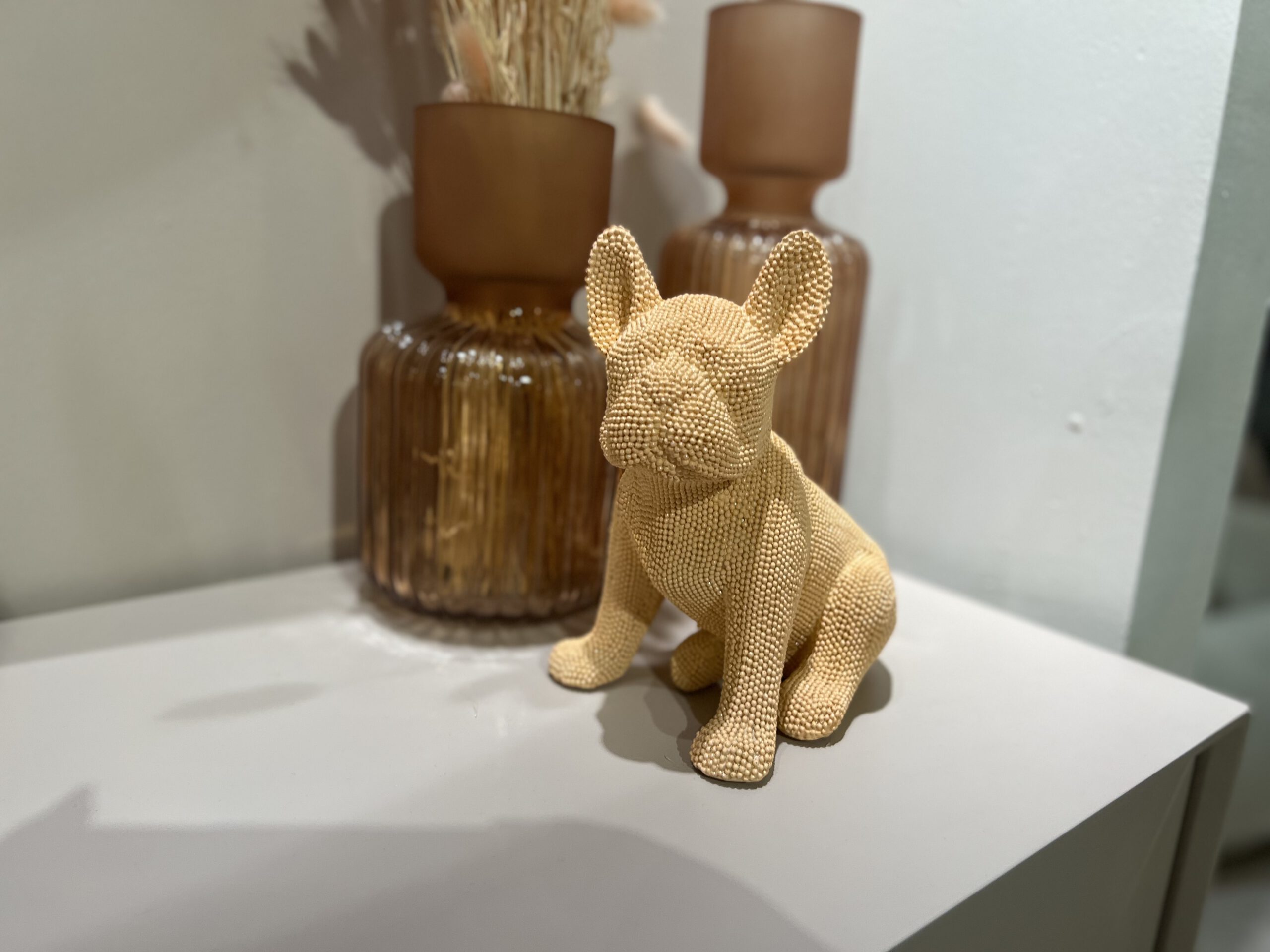 פסל כלב בולדוג ורוד אפרסק פסל כלב בולדוג ורוד אפרסק