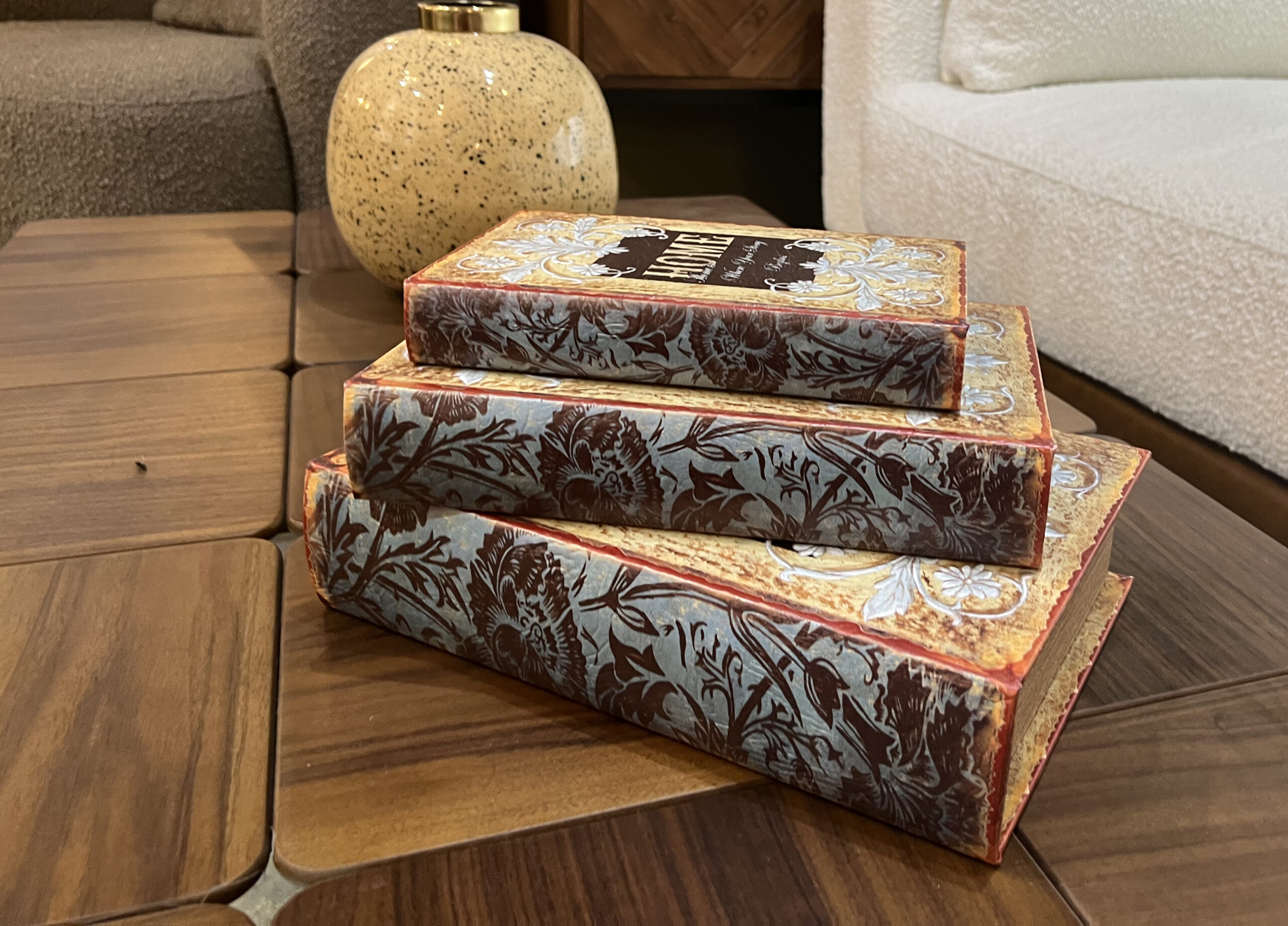 ספר הום עם אחסון ספר הום עם אחסון