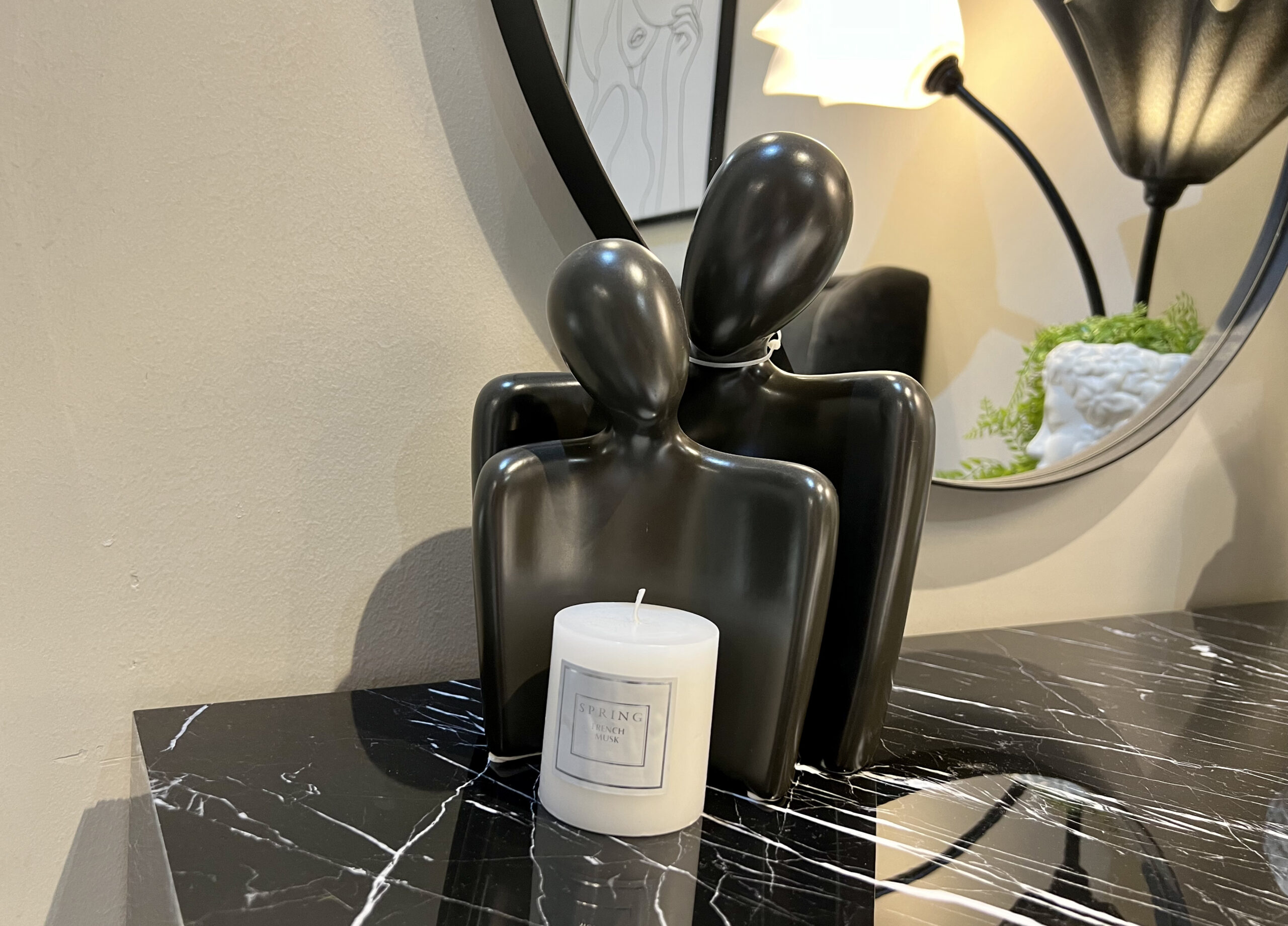 זוג פסלים אוהבים