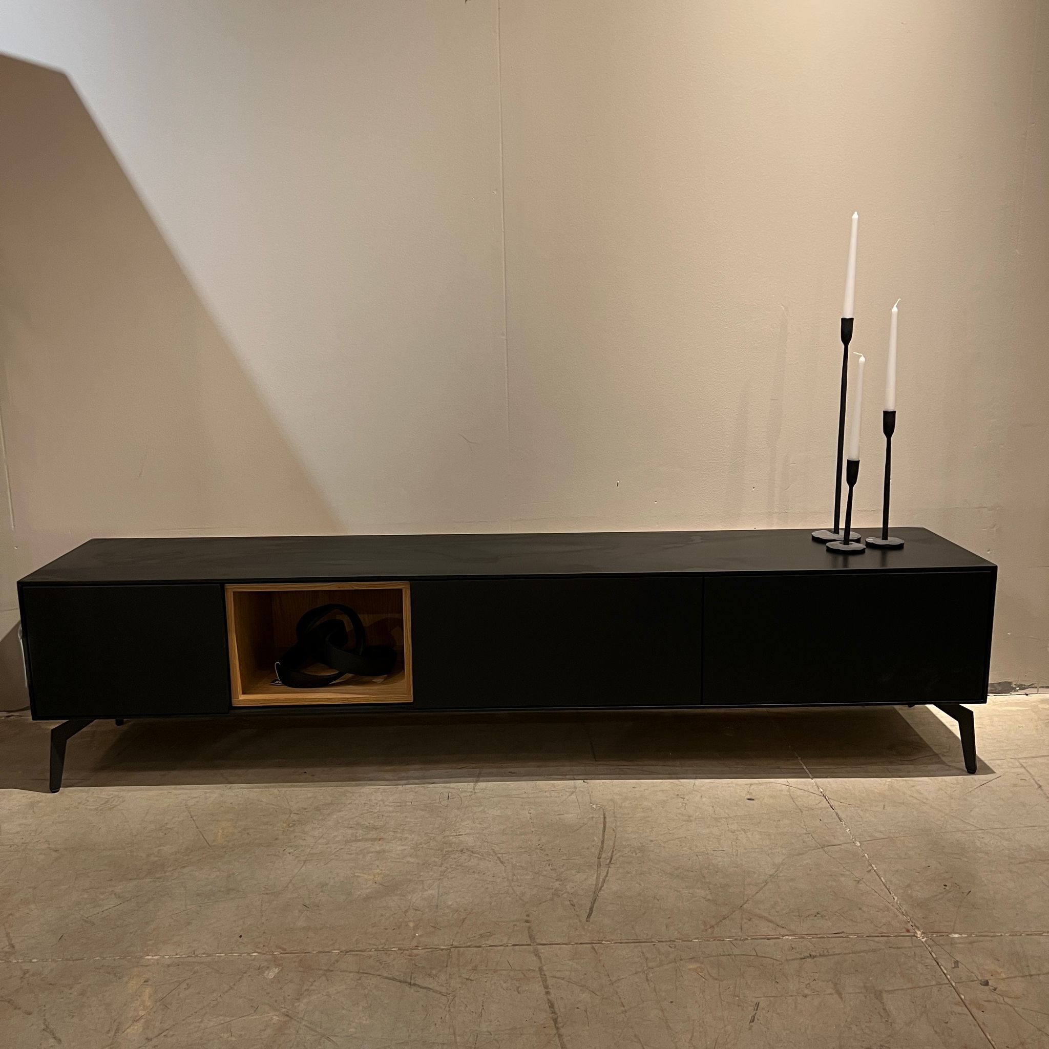 מזנון מעוצב דגם בלאק במבצע מזנון מעוצב דגם בלאק במבצע