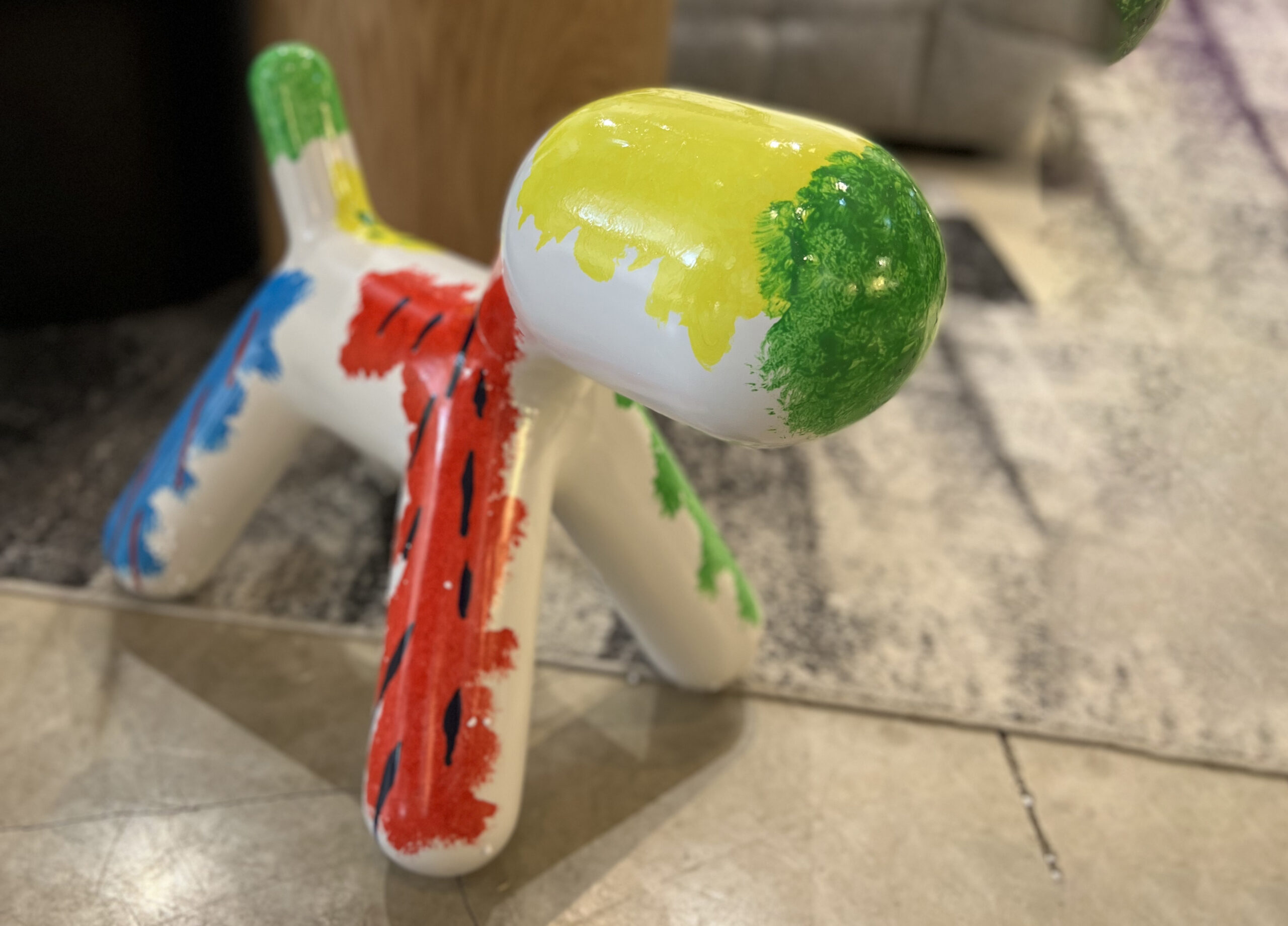 פסל כלב מודרני צבעוני ענק