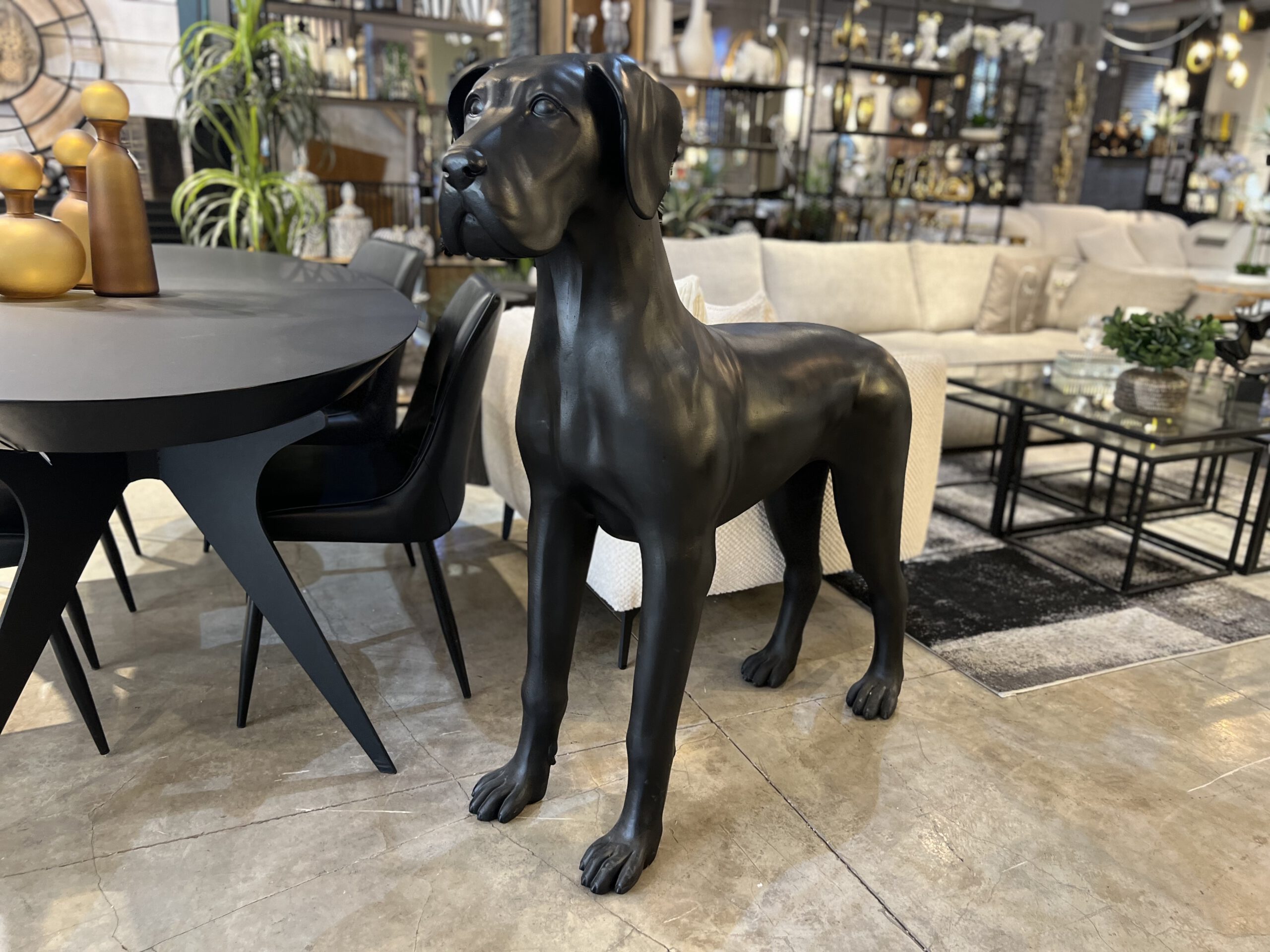 פסל כלב ענק שחור פסל כלב ענק שחור