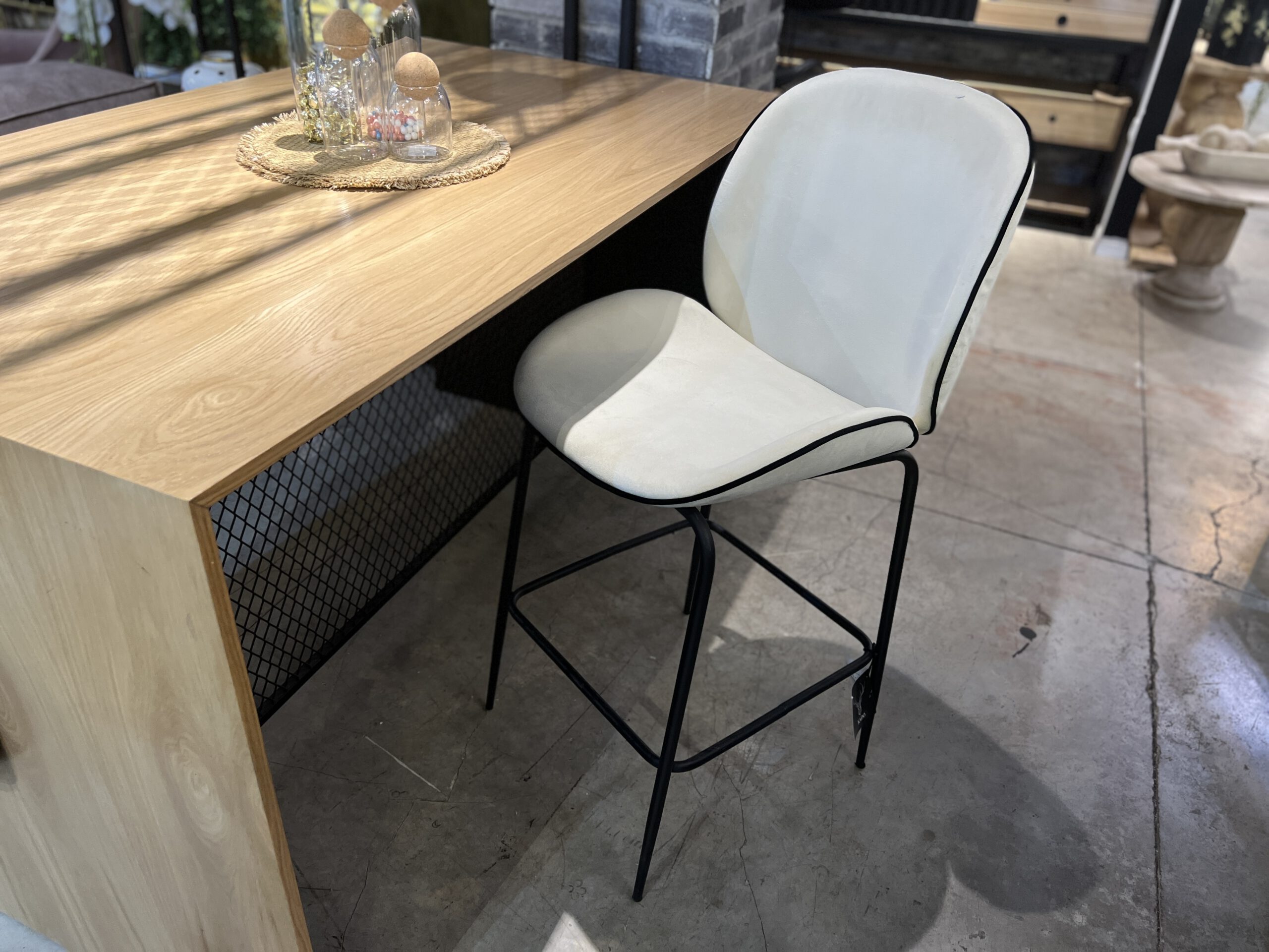 כיסא בר בז' שחור כיסא בר בז' שחור