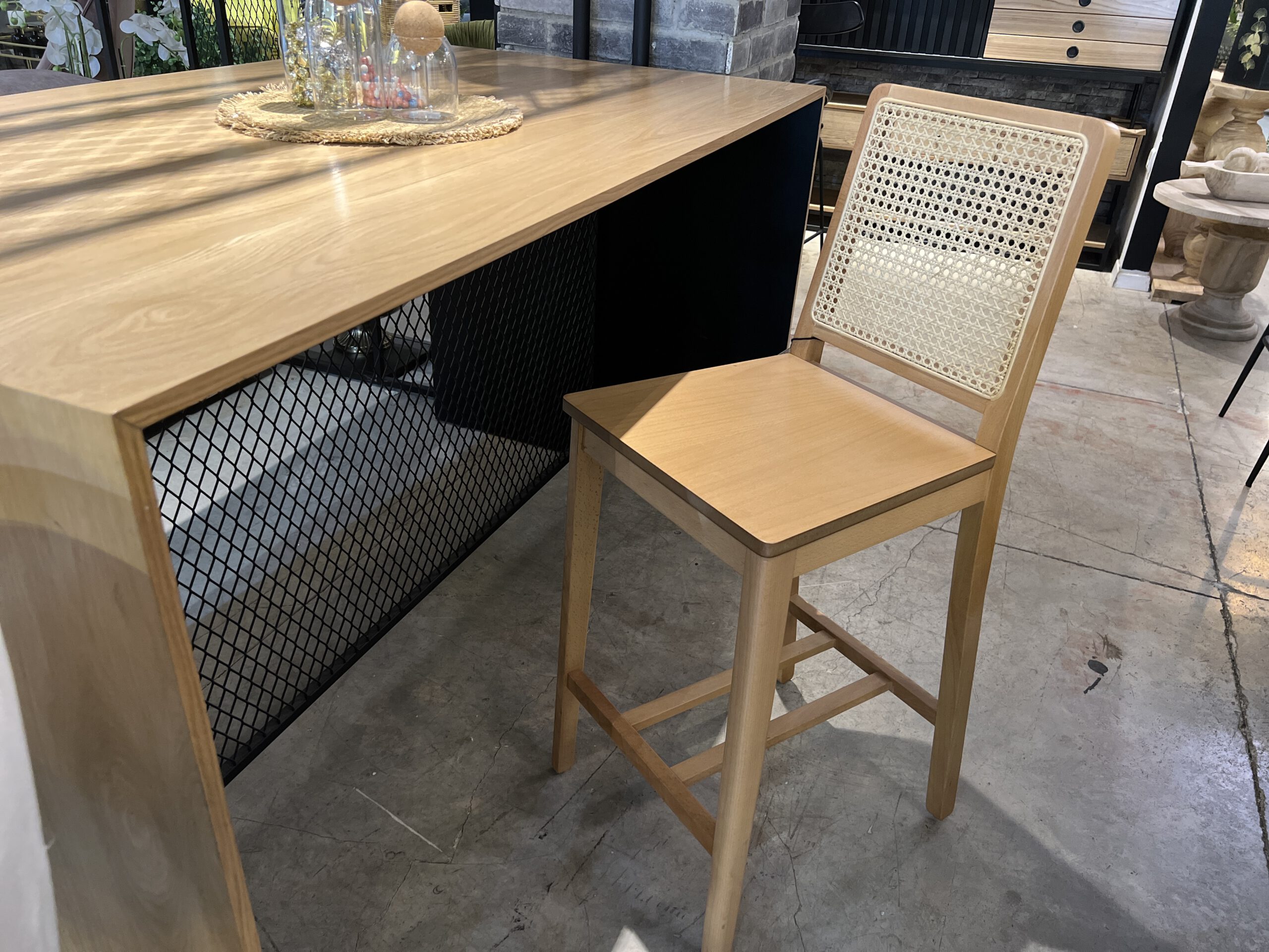 כיסא בר דגם אמילי מעץ מלא צבע טבעי כיסא בר דגם אמילי מעץ מלא צבע טבעי