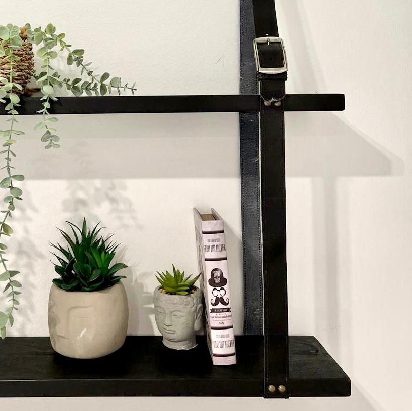 זוג מדפי עץ תליה עם רצועות עור זוג מדפי עץ תליה עם רצועות עור