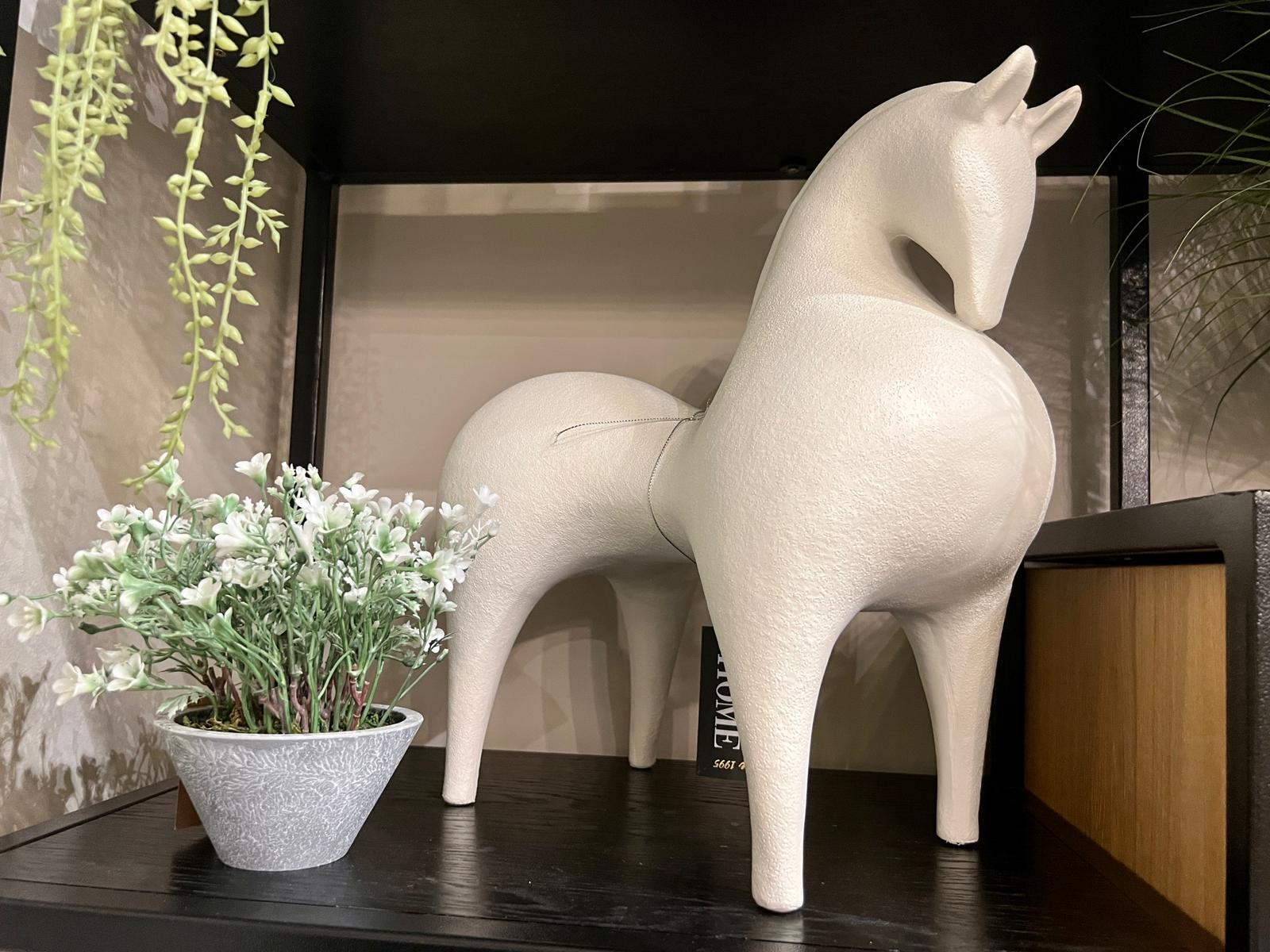 פסל סוס מודרני