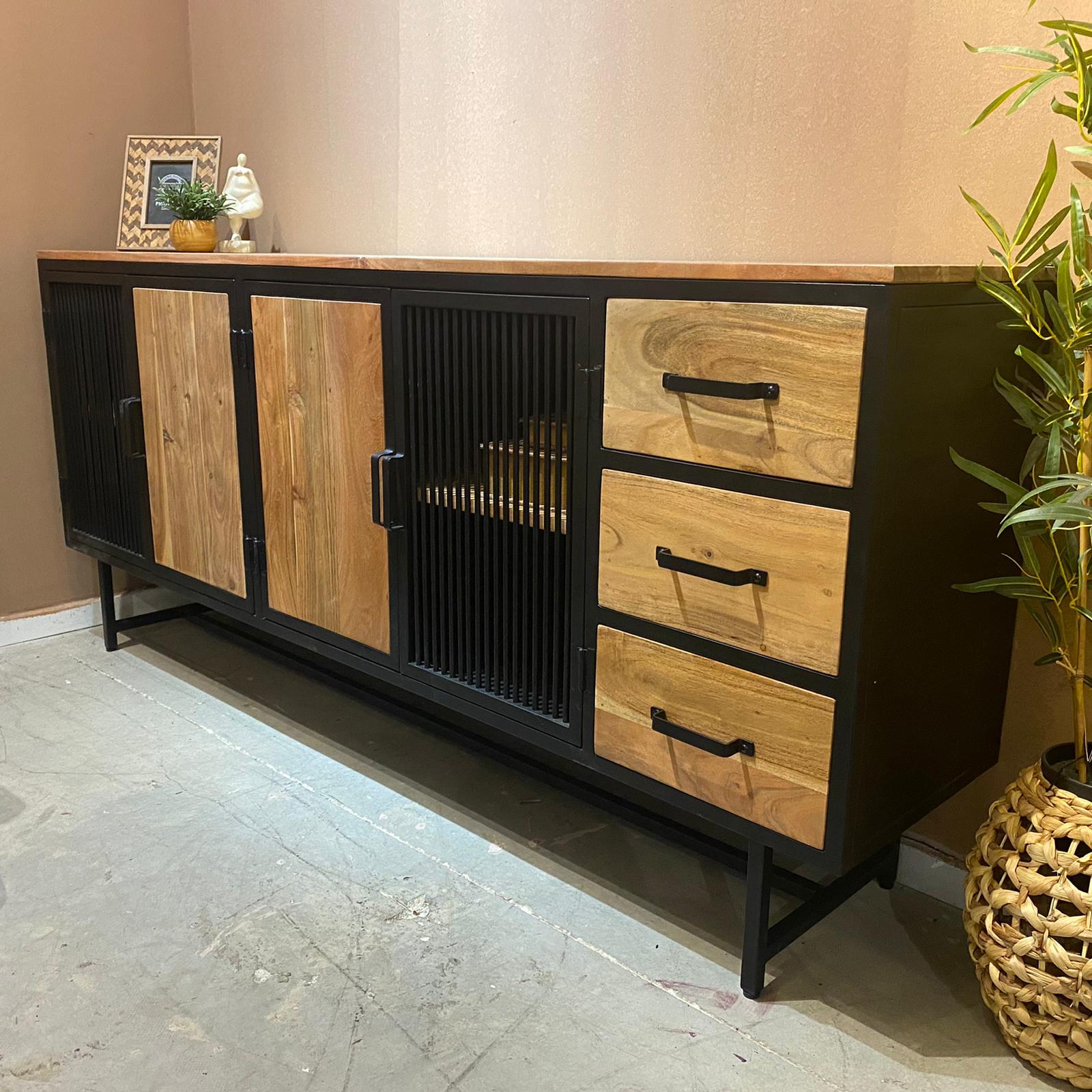 קומודה עץ שיטה 4 דלתות, פסים ברזל שחור, 3 מגירות - דגם לילה קומודה עץ שיטה 4 דלתות, פסים ברזל שחור, 3 מגירות - דגם לילה