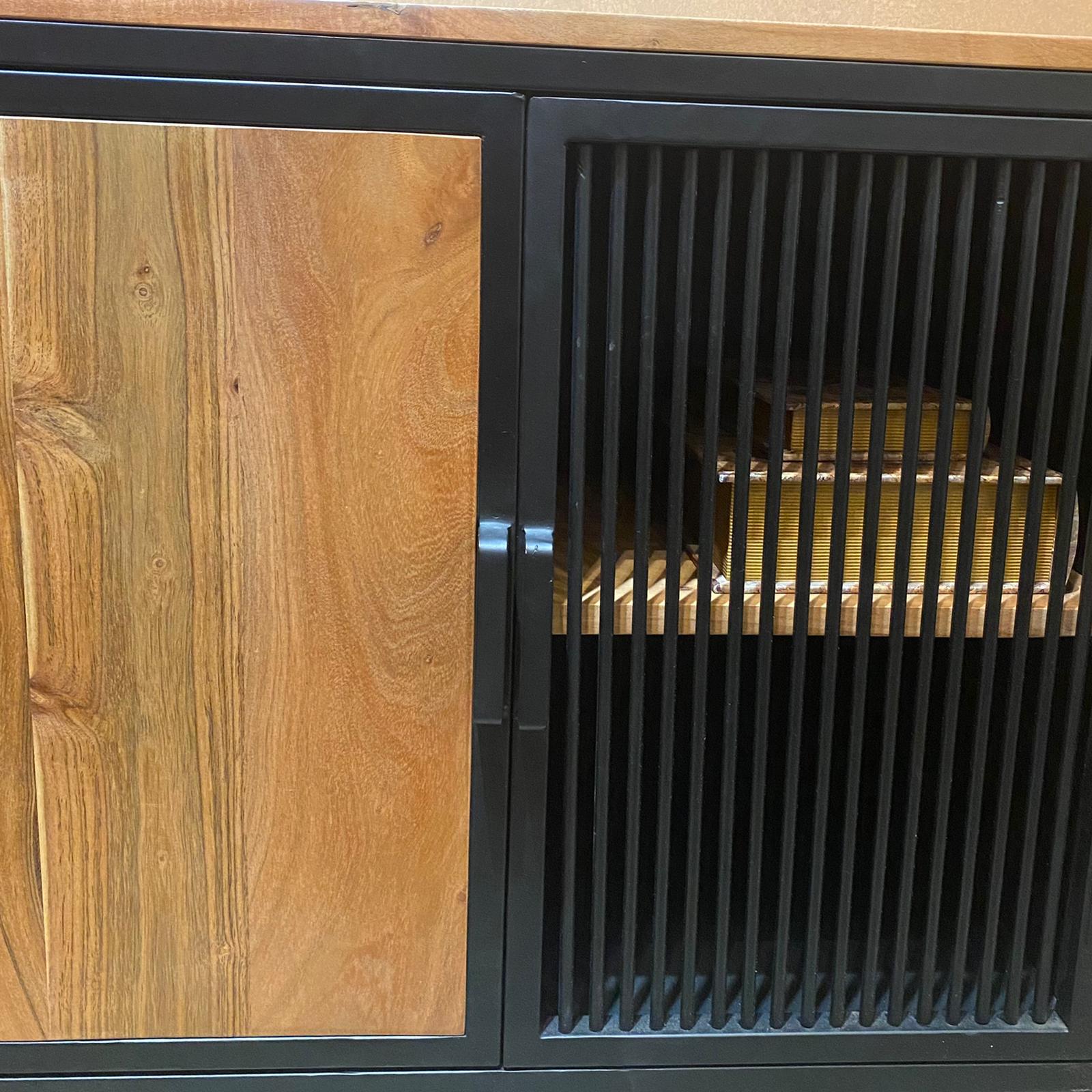 קומודה עץ שיטה 4 דלתות, פסים ברזל שחור, 3 מגירות - דגם לילה קומודה עץ שיטה 4 דלתות, פסים ברזל שחור, 3 מגירות - דגם לילה