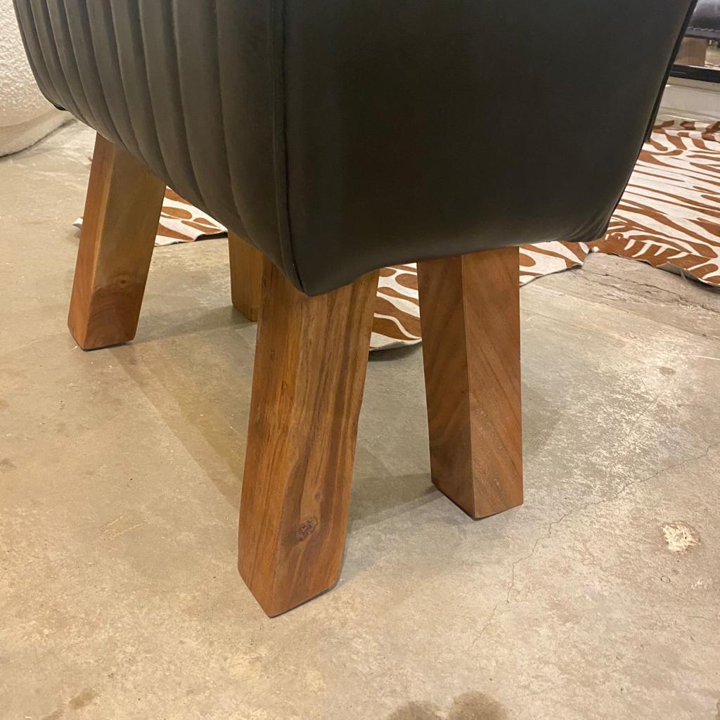 הדום דגם ווד סטול עור שחור