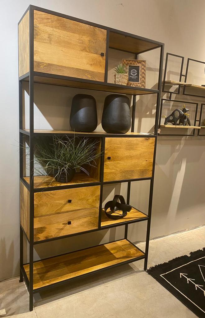 ויטרינה ברזל ועץ מנגו פתוחה עם דלתות ומגירות דגם סוניל ויטרינה ברזל ועץ מנגו פתוחה עם דלתות ומגירות דגם סוניל