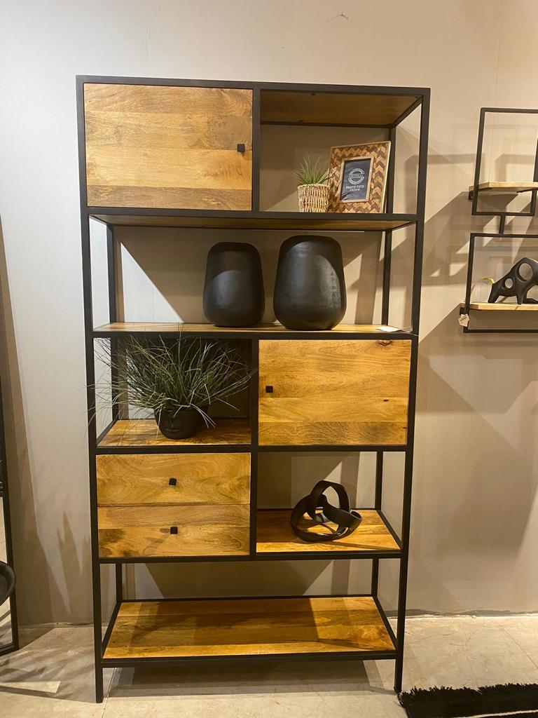 ויטרינה ברזל ועץ מנגו פתוחה עם דלתות ומגירות דגם סוניל ויטרינה ברזל ועץ מנגו פתוחה עם דלתות ומגירות דגם סוניל