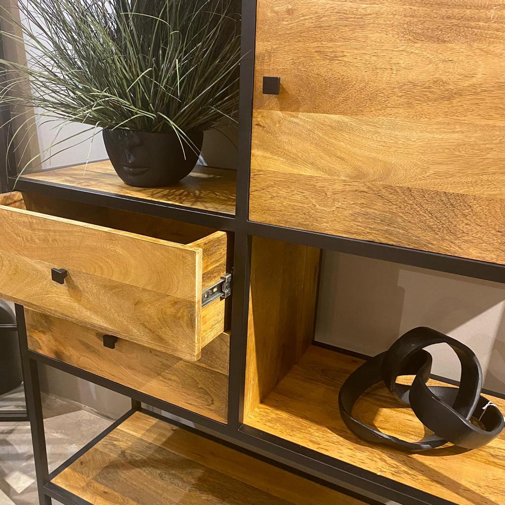 ויטרינה ברזל ועץ מנגו פתוחה עם דלתות ומגירות דגם סוניל ויטרינה ברזל ועץ מנגו פתוחה עם דלתות ומגירות דגם סוניל