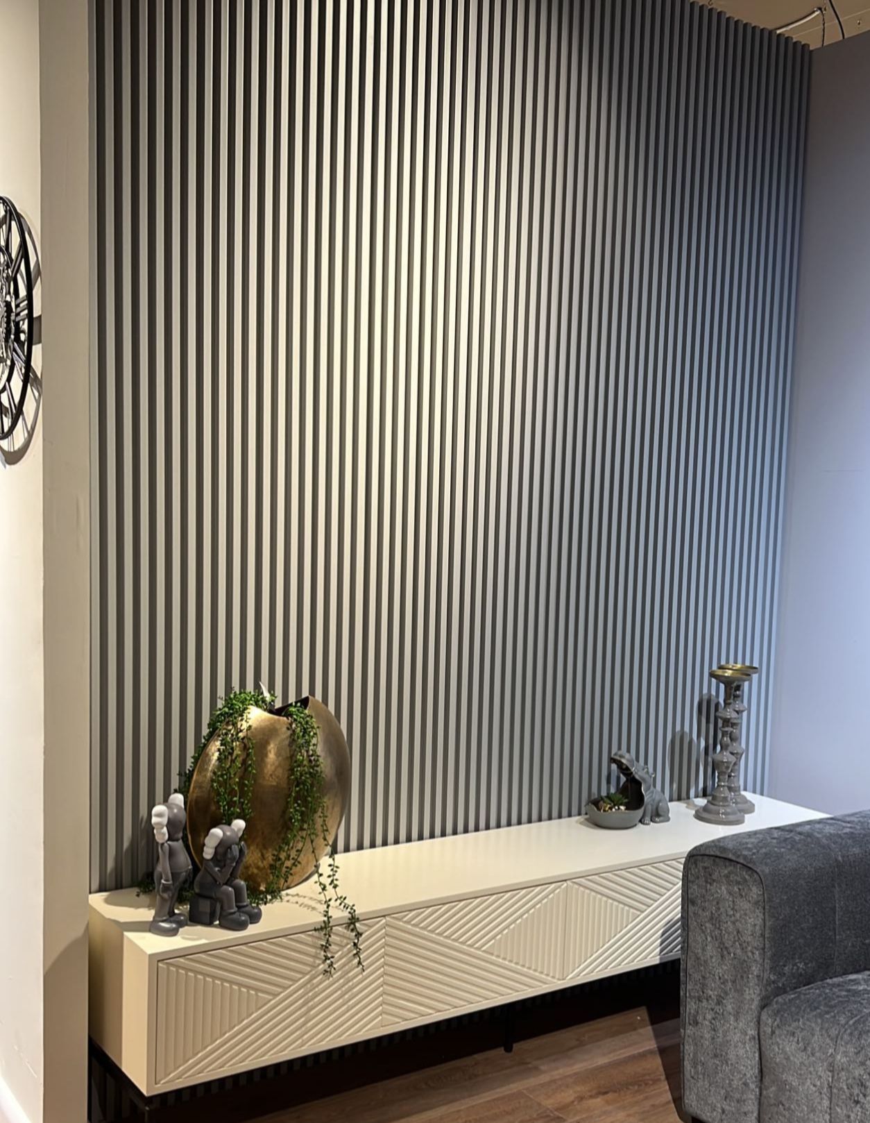 חיפוי קיר פסים פולימרי אפור בטון M2038-94 במבצע! photo number 6 חיפוי קיר פסים פולימרי אפור בטון