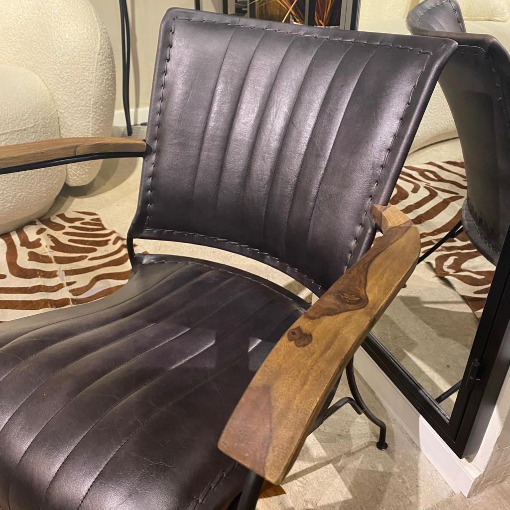 כורסא יוקרתית עור בופאלו שחור דגם ניקולס