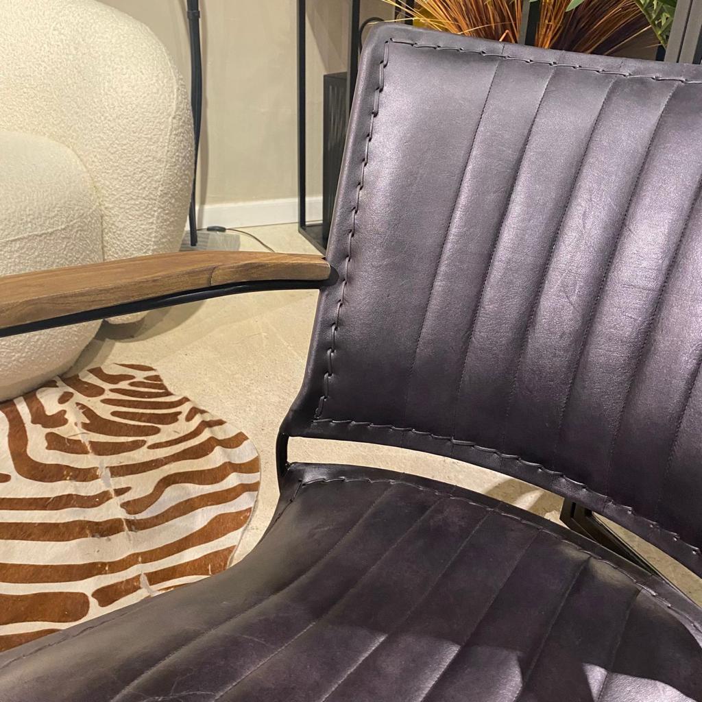 כורסא יוקרתית עור בופאלו שחור דגם ניקולס